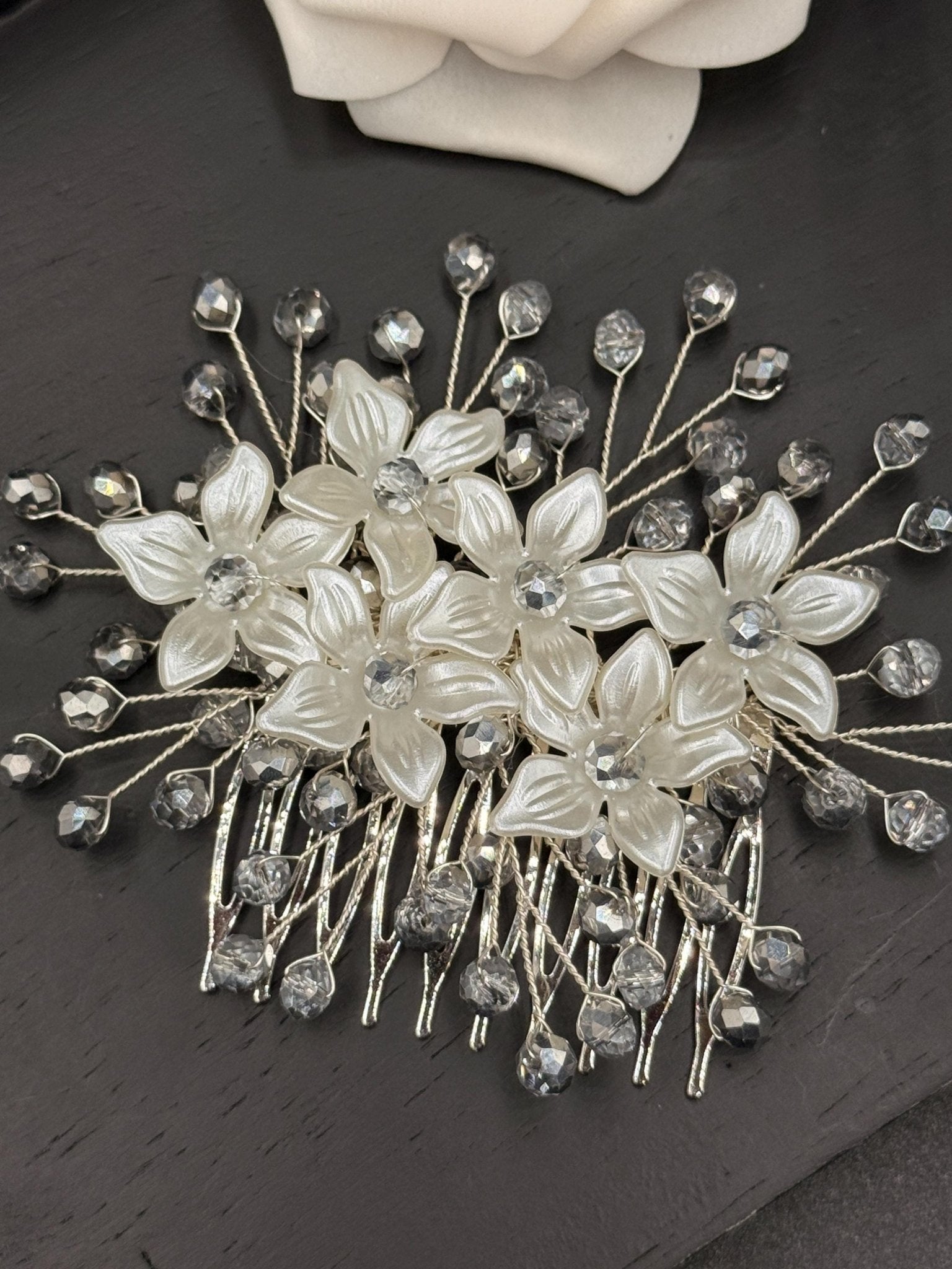 Silberner Blüten Haarkamm für Braut, Eleganter Hochzeit Haarschmuck mit Blumen und Kristallperlen - AVYRAA BRIDAL
