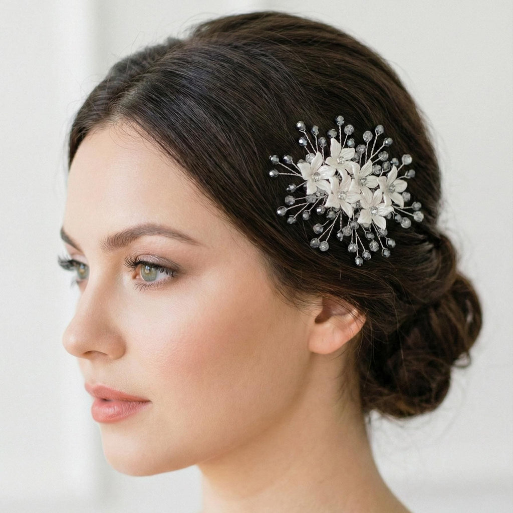 Silberner Blüten Haarkamm für Braut, Eleganter Hochzeit Haarschmuck mit Blumen und Kristallperlen - AVYRAA BRIDAL