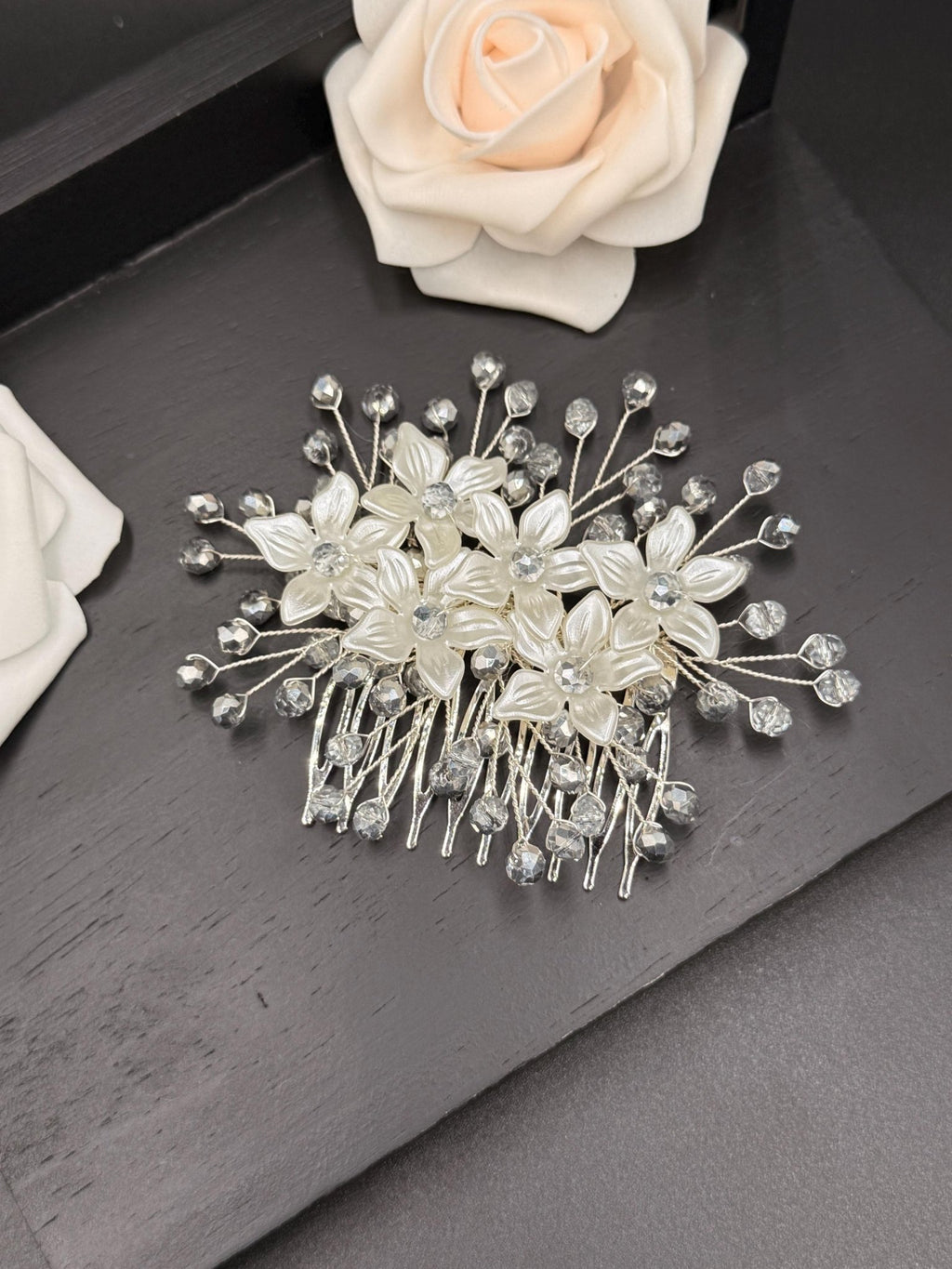 Silberner Blüten Haarkamm für Braut, Eleganter Hochzeit Haarschmuck mit Blumen und Kristallperlen - AVYRAA BRIDAL