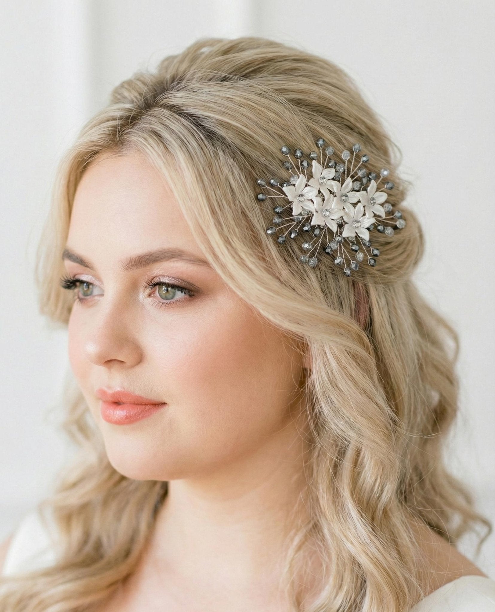 Silberner Blüten Haarkamm für Braut, Eleganter Hochzeit Haarschmuck mit Blumen und Kristallperlen - AVYRAA BRIDAL