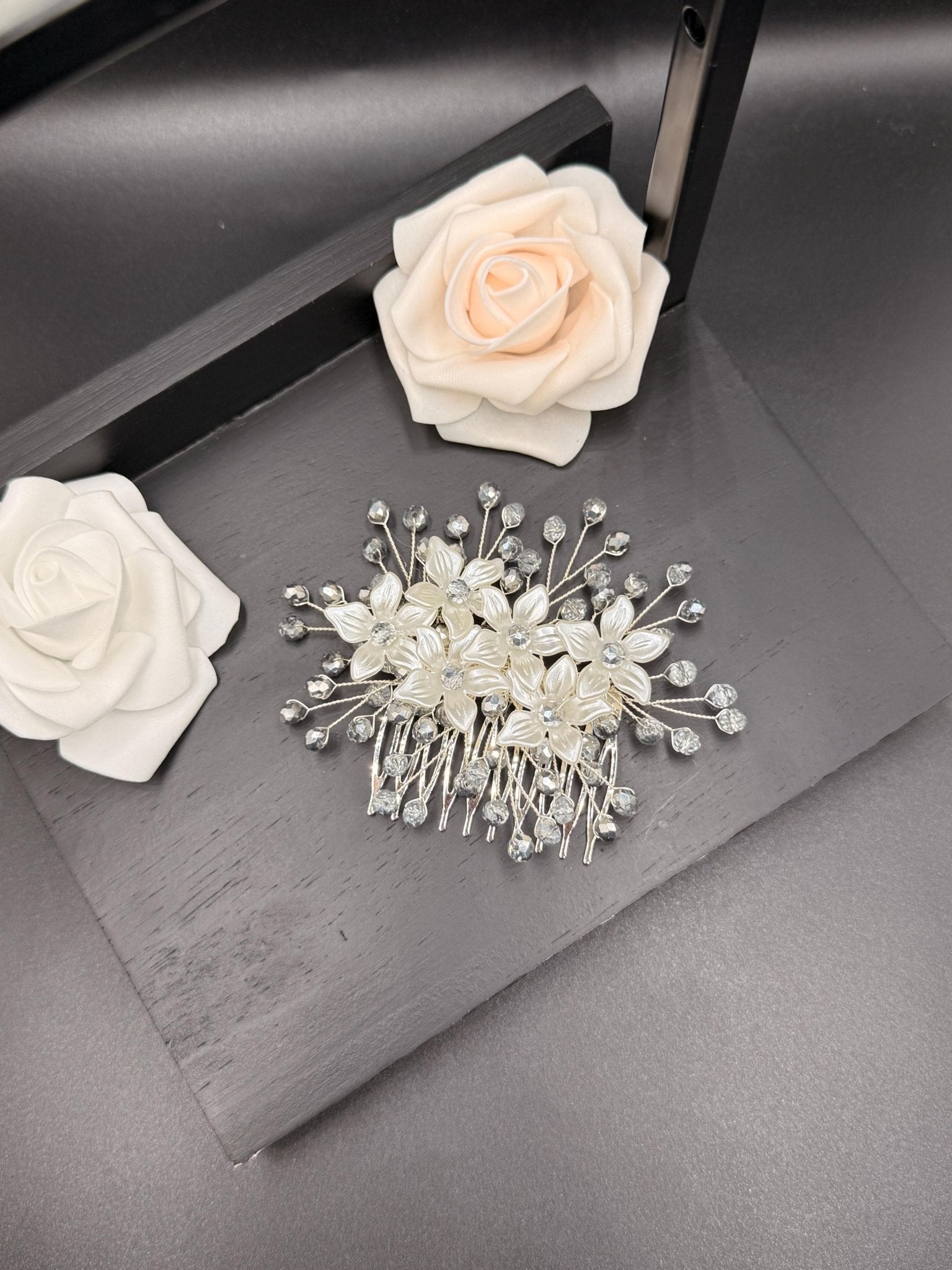Silberner Blüten Haarkamm für Braut, Eleganter Hochzeit Haarschmuck mit Blumen und Kristallperlen - AVYRAA BRIDAL