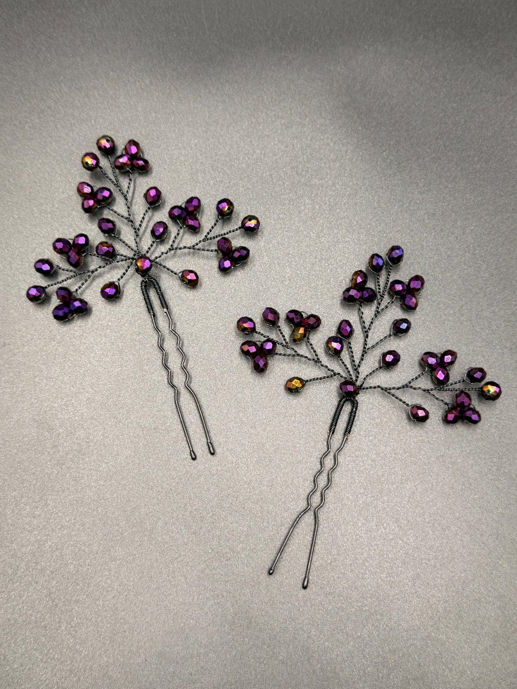 Violette Kristall Haarnadeln mit Goldschimmer Handgefertigter Brautschmuck in Schwarz & Violett, elegante Hochzeits - Haarspitzen, glamouröser - AVYRAA BRIDAL
