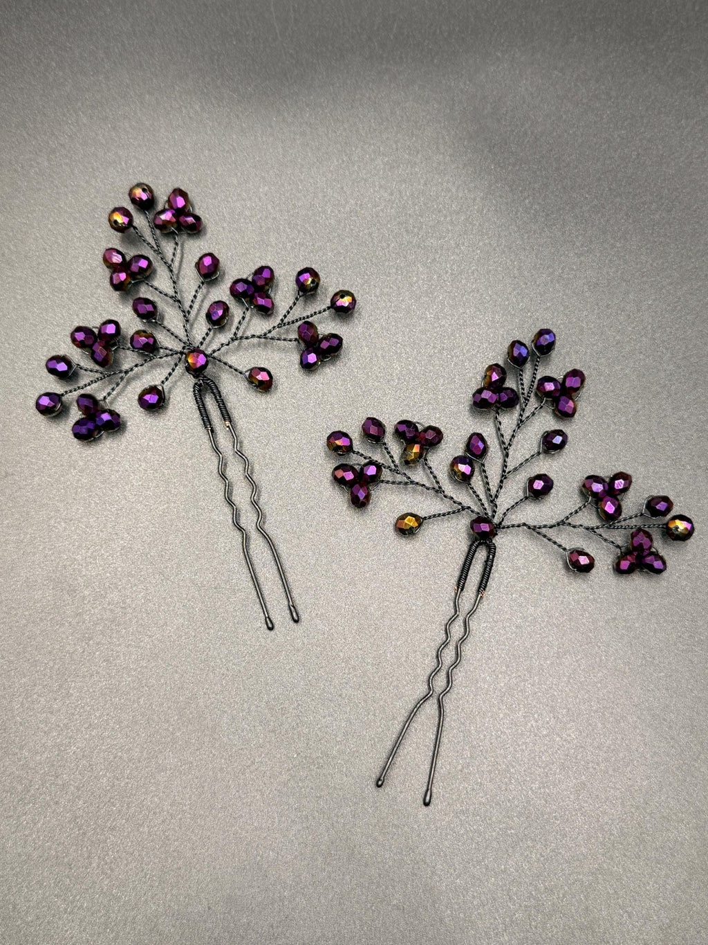 Violette Kristall Haarnadeln mit Goldschimmer Handgefertigter Brautschmuck in Schwarz & Violett, elegante Hochzeits - Haarspitzen, glamouröser - AVYRAA BRIDAL