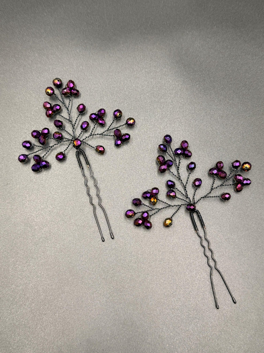 Violette Kristall Haarnadeln mit Goldschimmer Handgefertigter Brautschmuck in Schwarz & Violett, elegante Hochzeits - Haarspitzen, glamouröser - AVYRAA BRIDAL