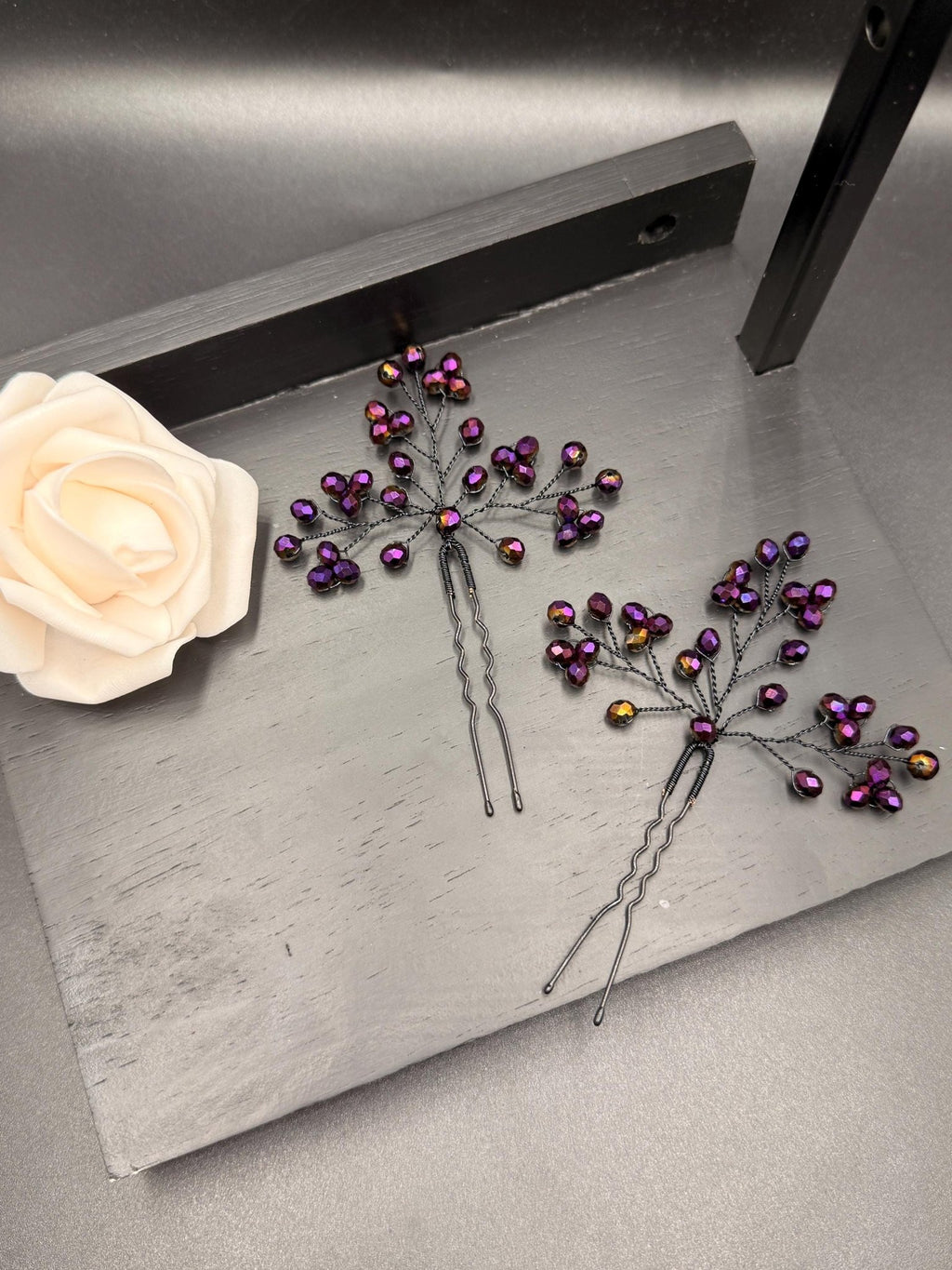 Violette Kristall Haarnadeln mit Goldschimmer Handgefertigter Brautschmuck in Schwarz & Violett, elegante Hochzeits - Haarspitzen, glamouröser - AVYRAA BRIDAL