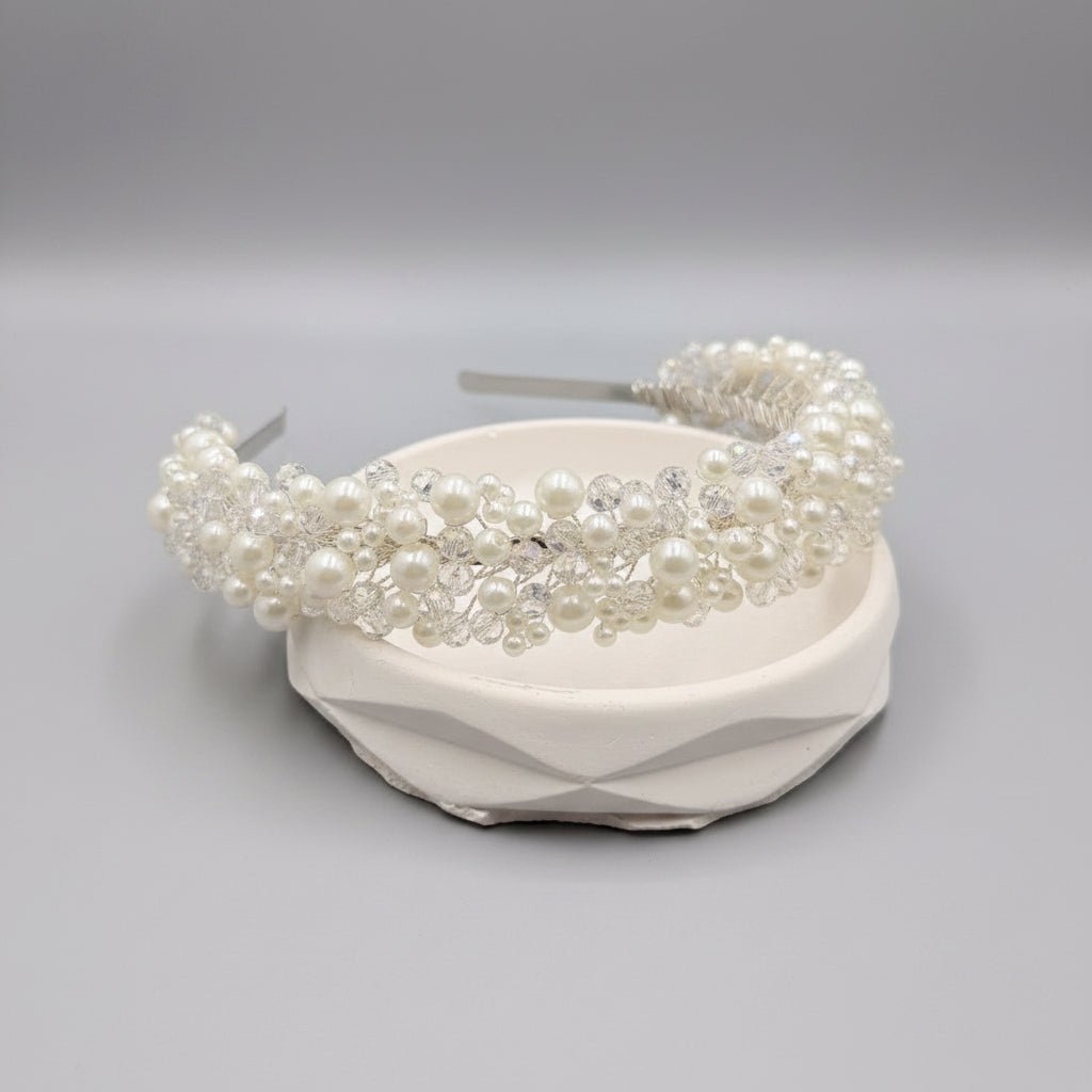 Voluminöse Braut Tiara mit Perlen und Kristallen - AVYRAA BRIDAL