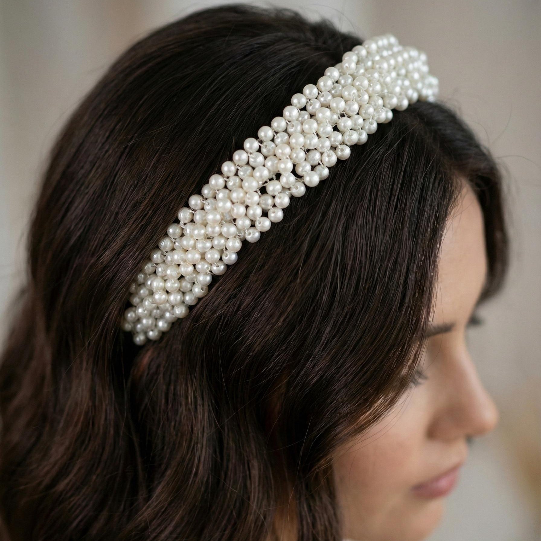 Weiße Perlen Tiara für klassische Brautfrisuren - AVYRAA BRIDAL