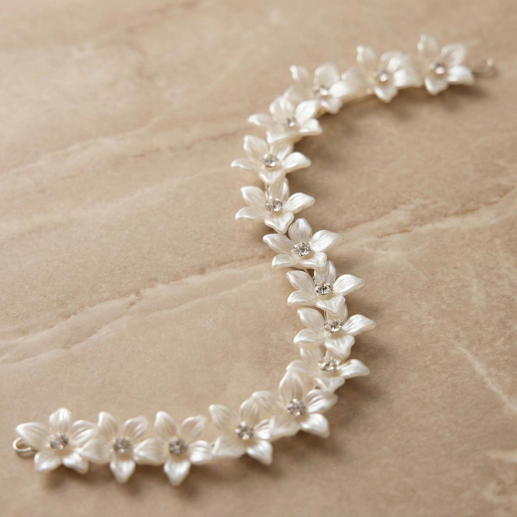 Weißer Blüten Haarschmuck mit Kristallen für Bräute - AVYRAA BRIDAL