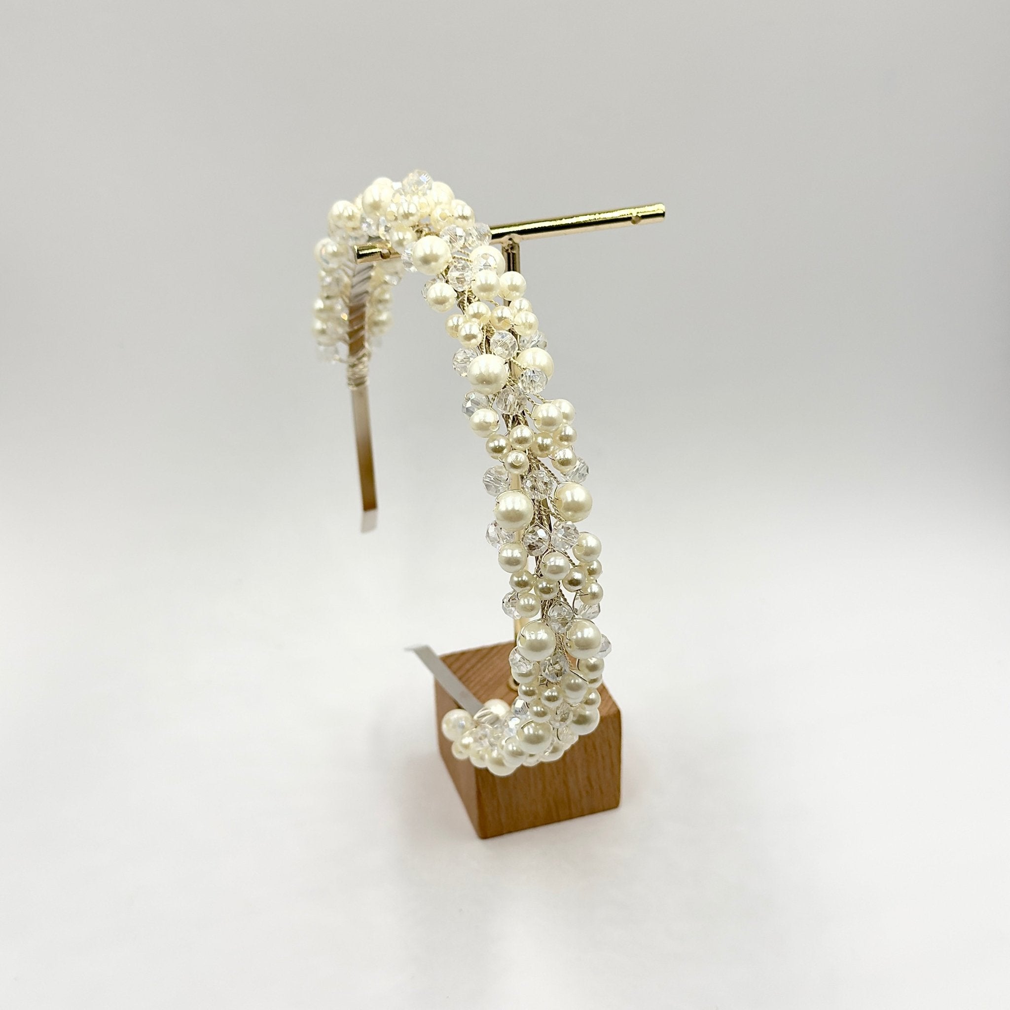 Zarte Braut Tiara mit Perlen und Kristallen - AVYRAA BRIDAL