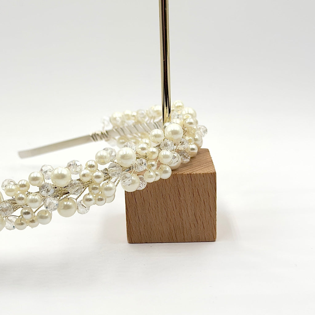 Zarte Braut Tiara mit Perlen und Kristallen - AVYRAA BRIDAL