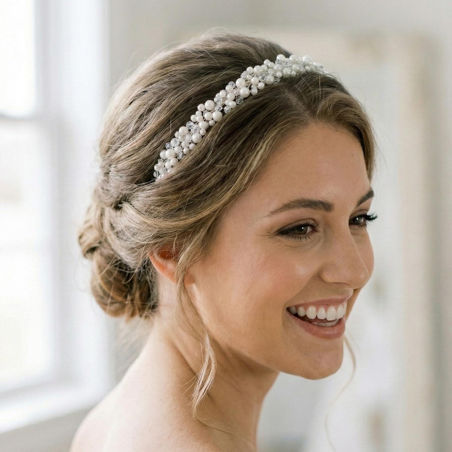 Zarte Braut Tiara mit Perlen und Kristallen - AVYRAA BRIDAL