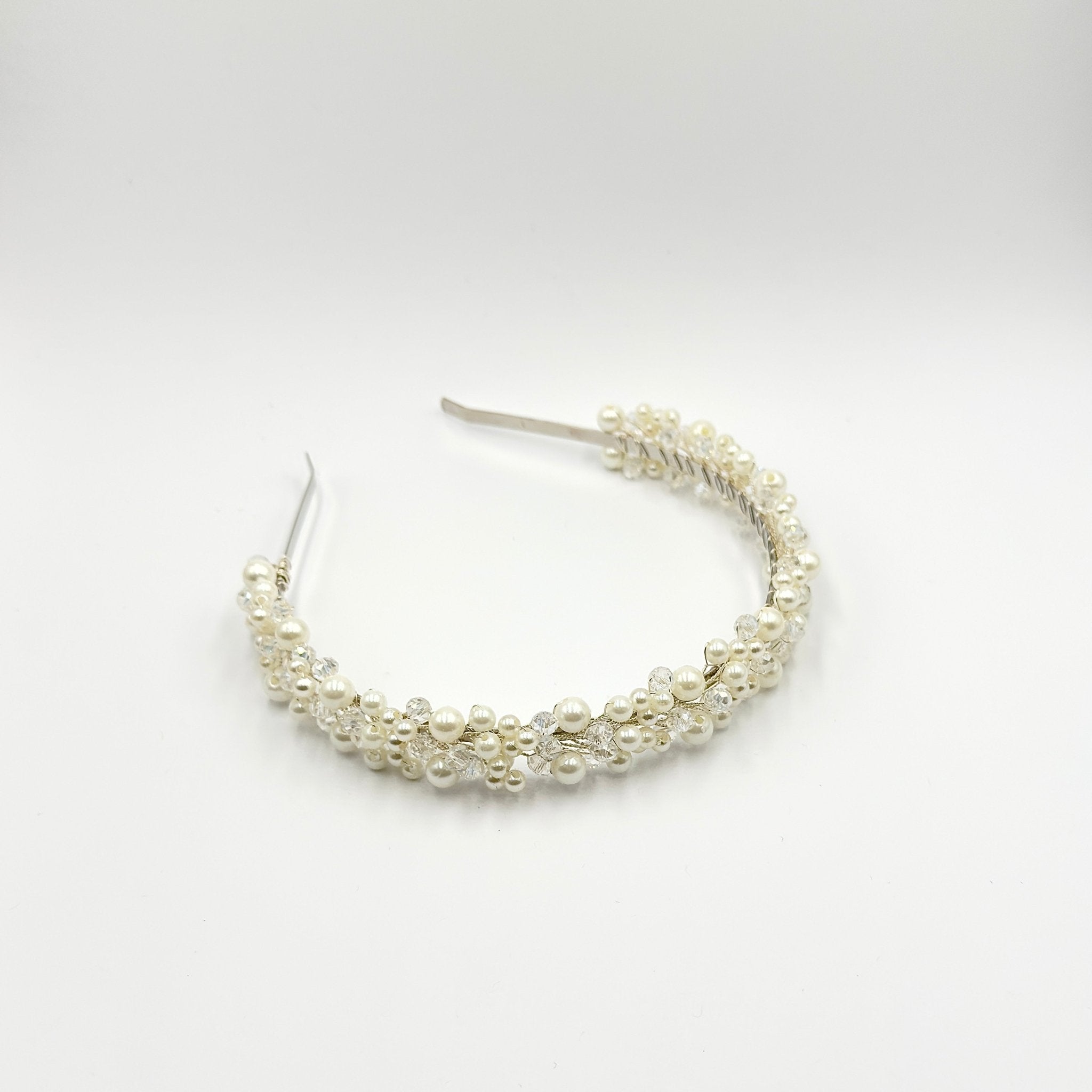 Zarte Braut Tiara mit Perlen und Kristallen - AVYRAA BRIDAL
