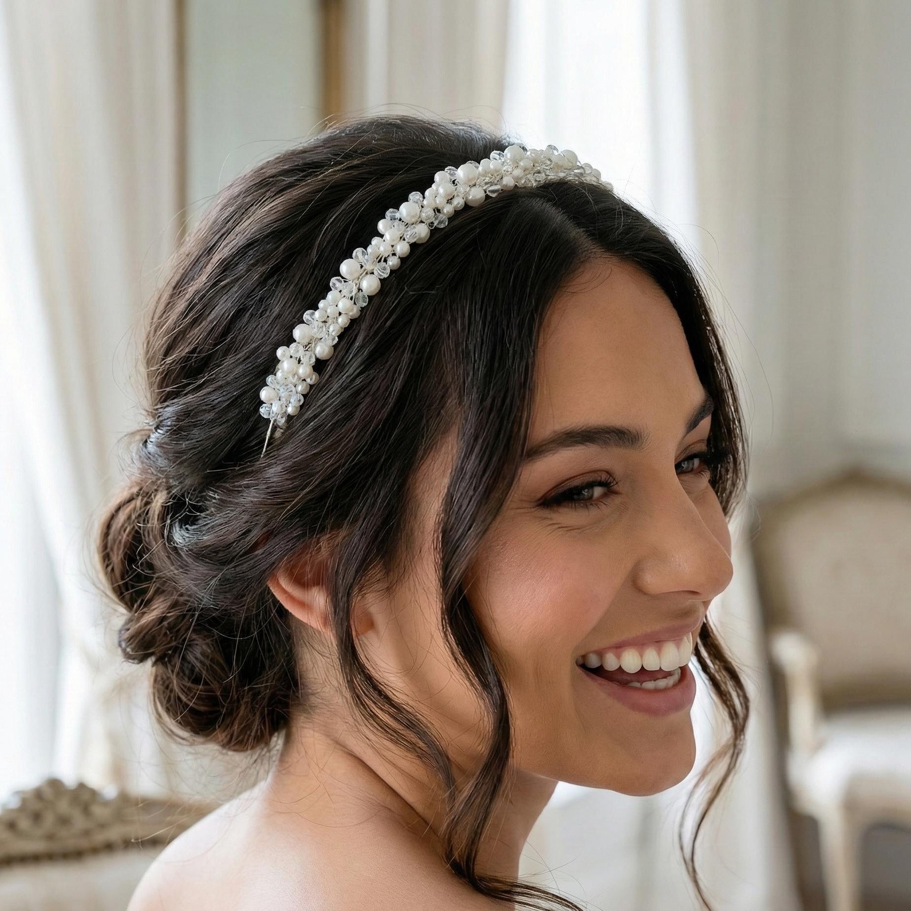 Zarte Braut Tiara mit Perlen und Kristallen - AVYRAA BRIDAL