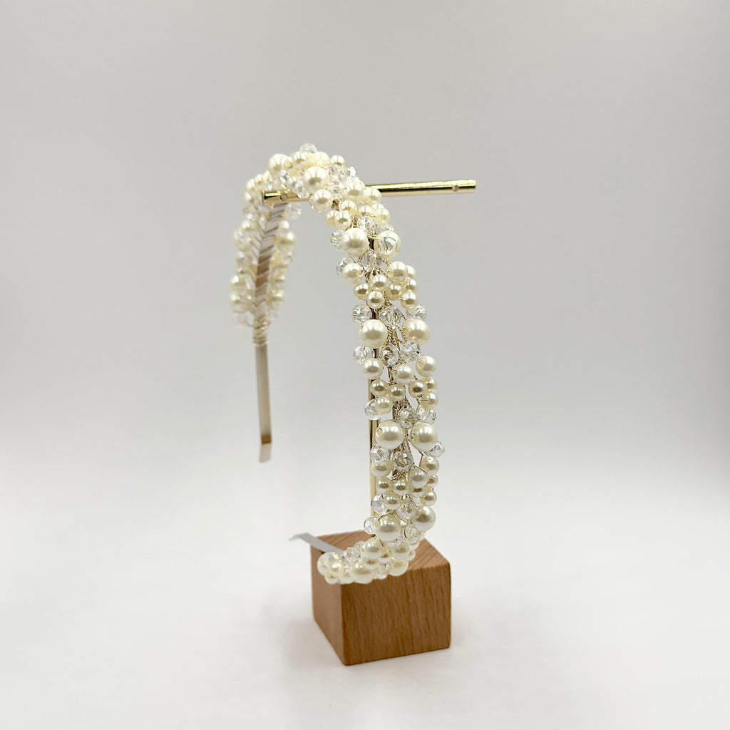 Zarte Braut Tiara mit Perlen und Kristallen - AVYRAA BRIDAL