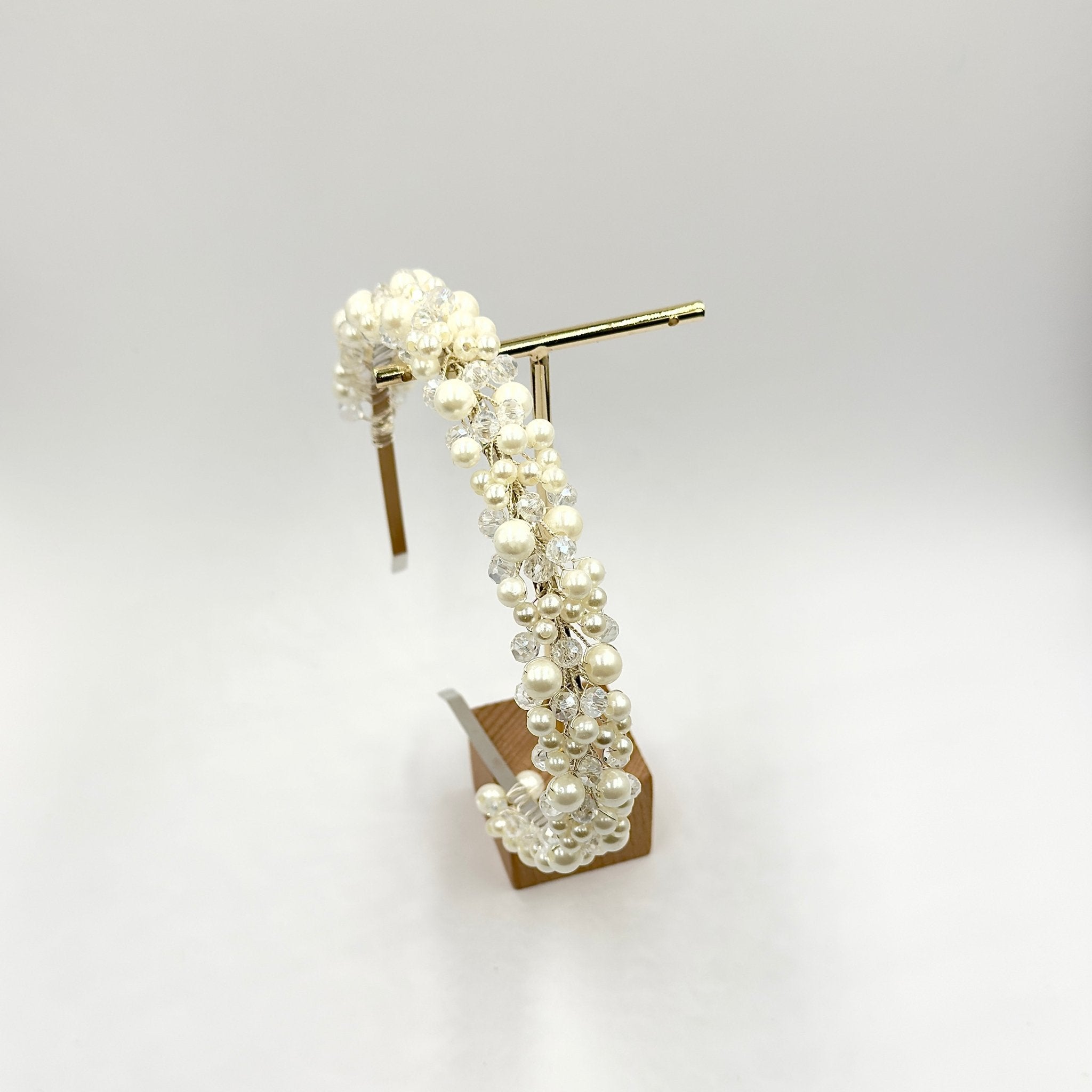 Zarte Braut Tiara mit Perlen und Kristallen - AVYRAA BRIDAL