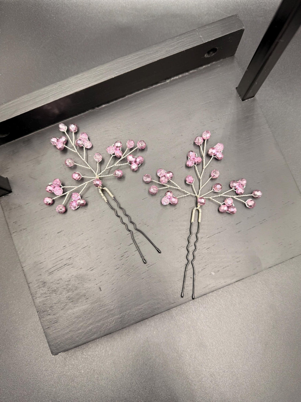Zarte rosa Haarnadeln mit zweifarbigen Kristallen – handgefertigter Brautschmuck - AVYRAA BRIDAL