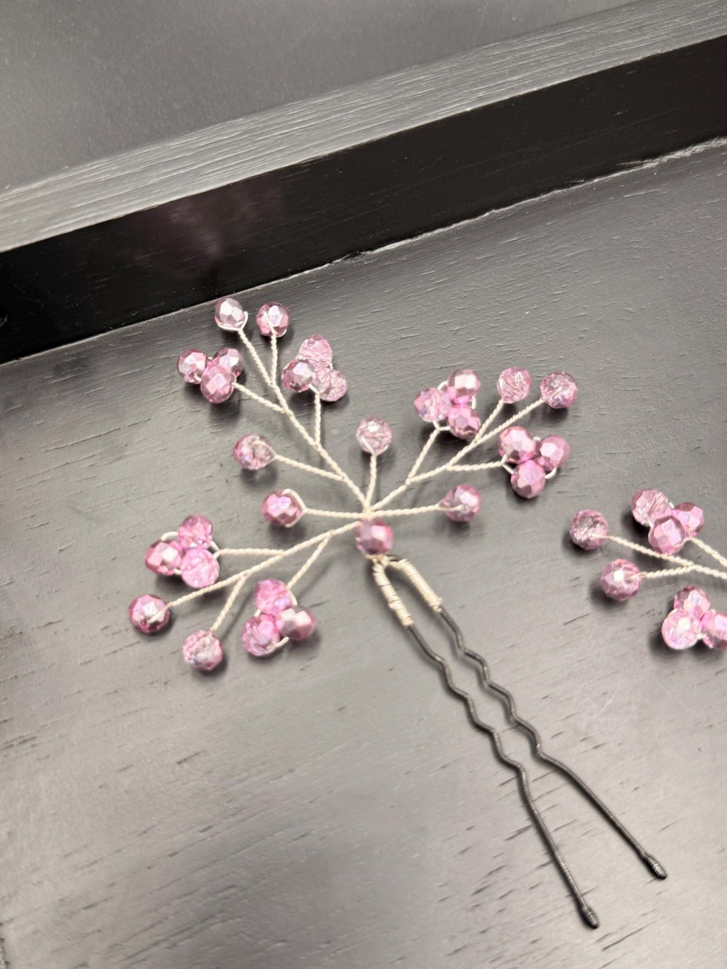 Zarte rosa Haarnadeln mit zweifarbigen Kristallen – handgefertigter Brautschmuck - AVYRAA BRIDAL