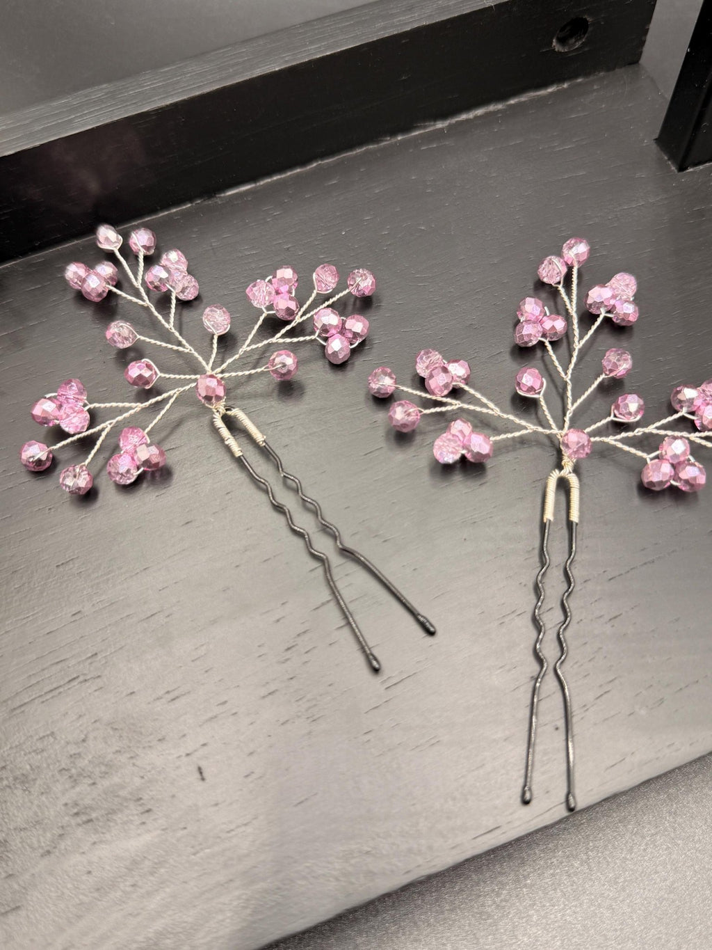 Zarte rosa Haarnadeln mit zweifarbigen Kristallen – handgefertigter Brautschmuck - AVYRAA BRIDAL