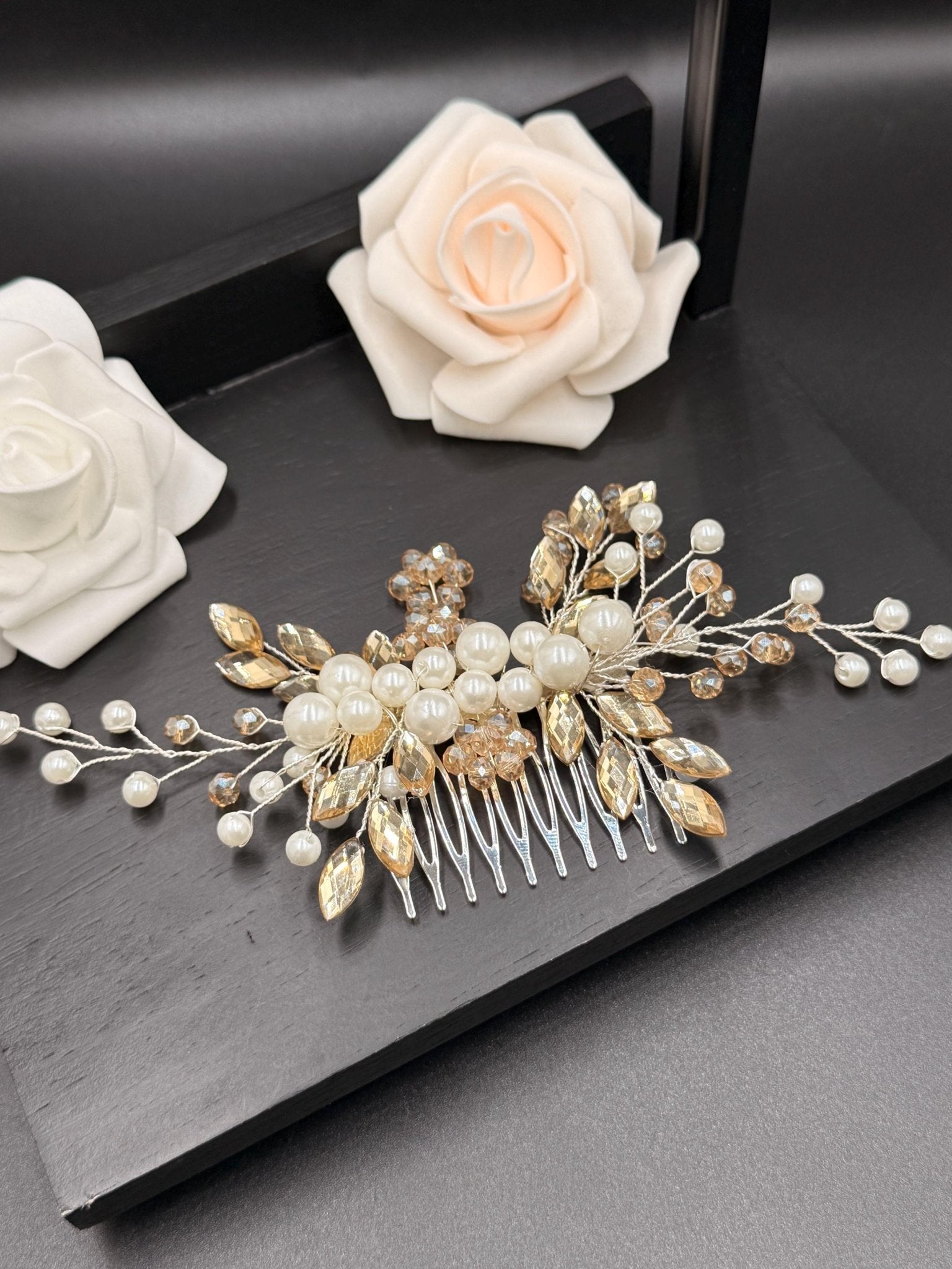 Zarter Braut Haarkamm aus Perlen und Kristallen – Edles Haaraccessoire für Hochzeiten - AVYRAA BRIDAL