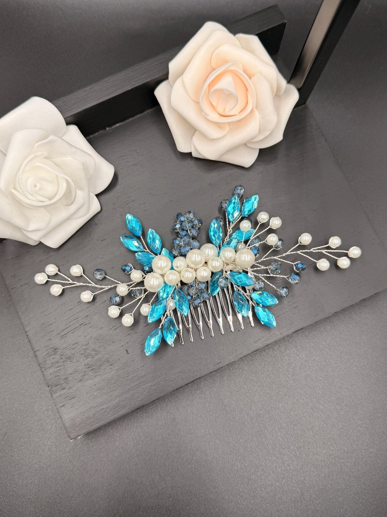 Zarter Braut Haarkamm aus Perlen und Kristallen – Edles Haaraccessoire für Hochzeiten - AVYRAA BRIDAL