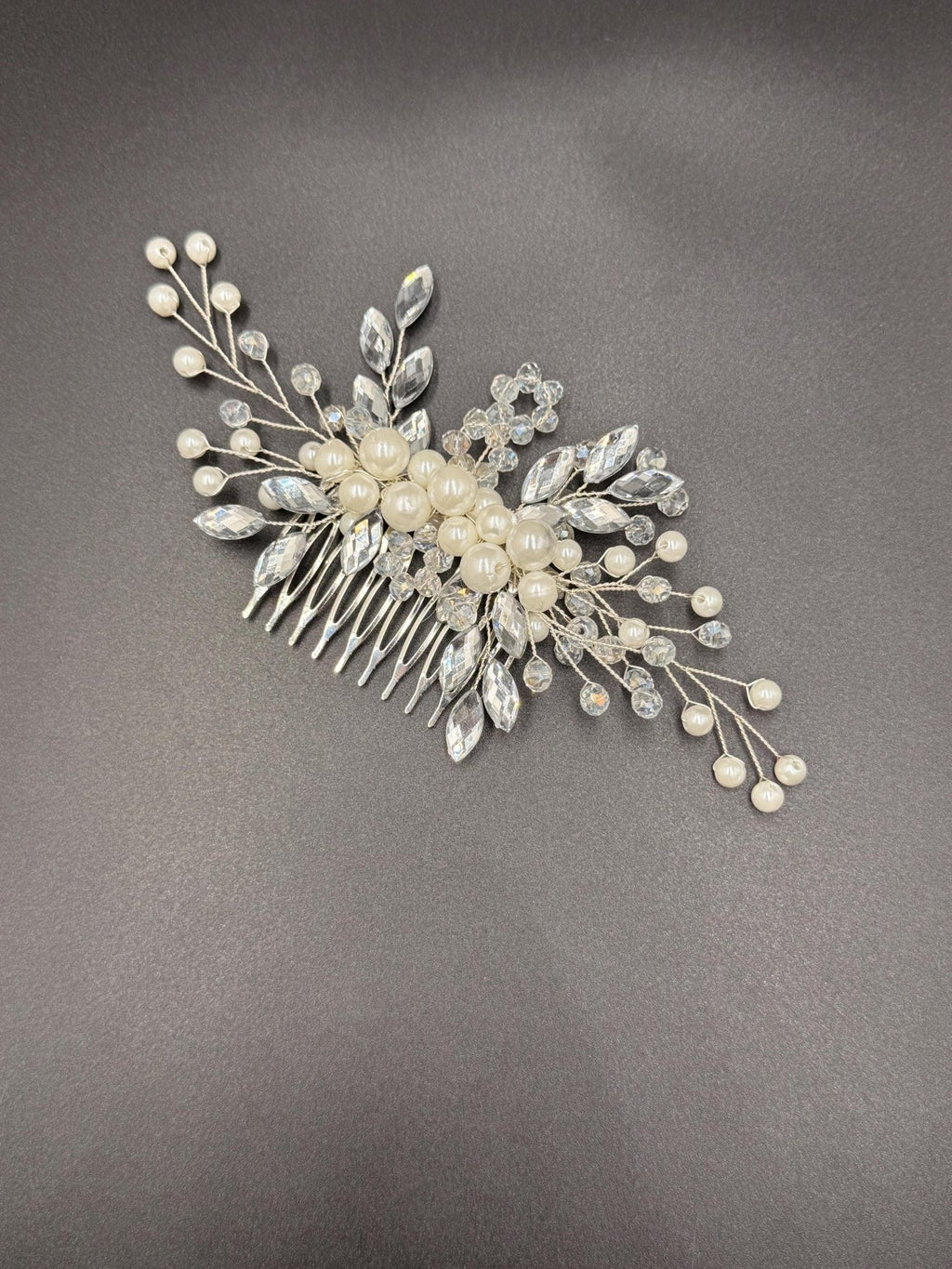 Zarter Braut Haarkamm aus Perlen und Kristallen – Edles Haaraccessoire für Hochzeiten - AVYRAA BRIDAL