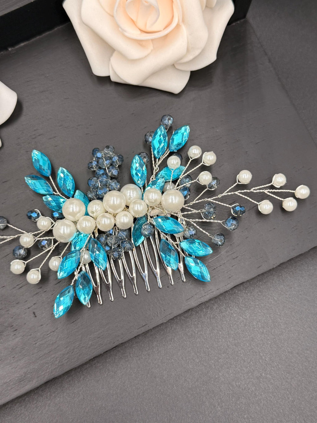 Zarter Braut Haarkamm aus Perlen und Kristallen – Edles Haaraccessoire für Hochzeiten - AVYRAA BRIDAL