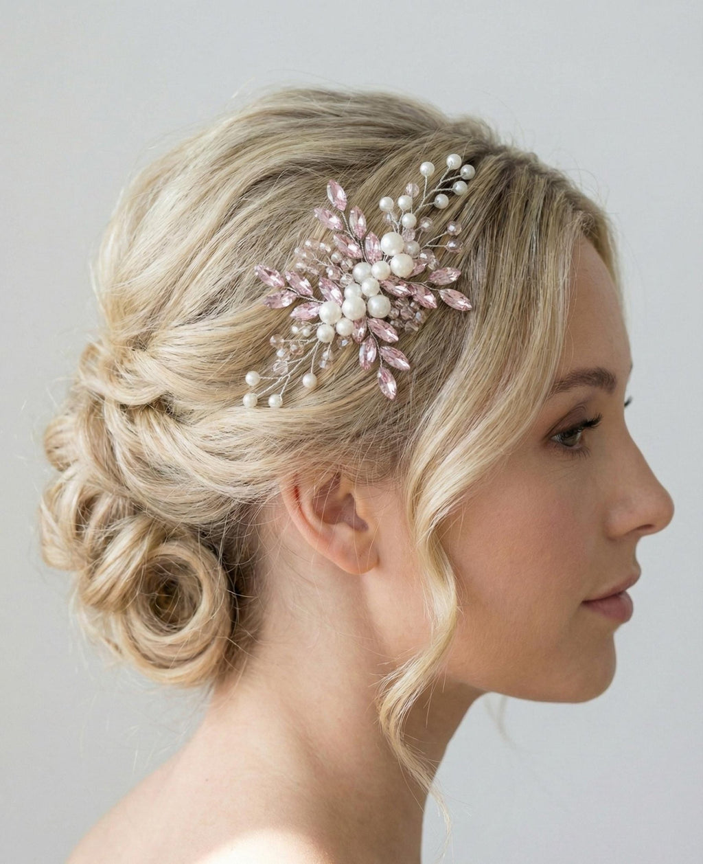 Zarter Braut Haarkamm aus Perlen und Kristallen – Edles Haaraccessoire für Hochzeiten - AVYRAA BRIDAL