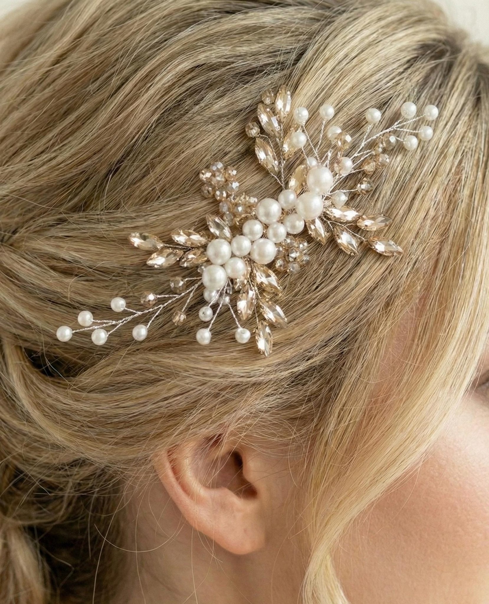 Zarter Braut Haarkamm aus Perlen und Kristallen – Edles Haaraccessoire für Hochzeiten - AVYRAA BRIDAL
