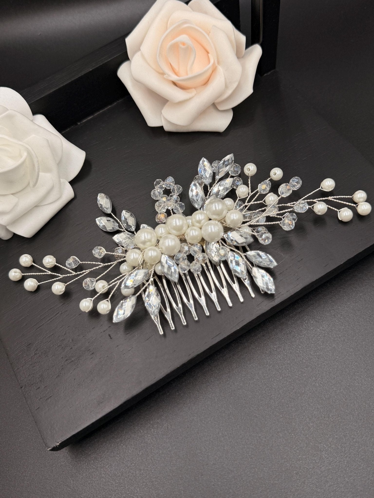 Zarter Braut Haarkamm aus Perlen und Kristallen – Edles Haaraccessoire für Hochzeiten - AVYRAA BRIDAL