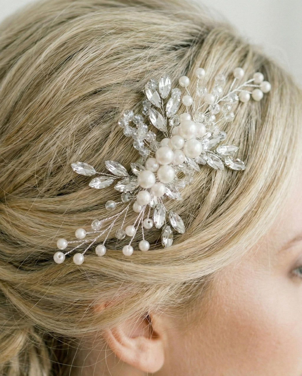 Zarter Braut Haarkamm aus Perlen und Kristallen – Edles Haaraccessoire für Hochzeiten - AVYRAA BRIDAL