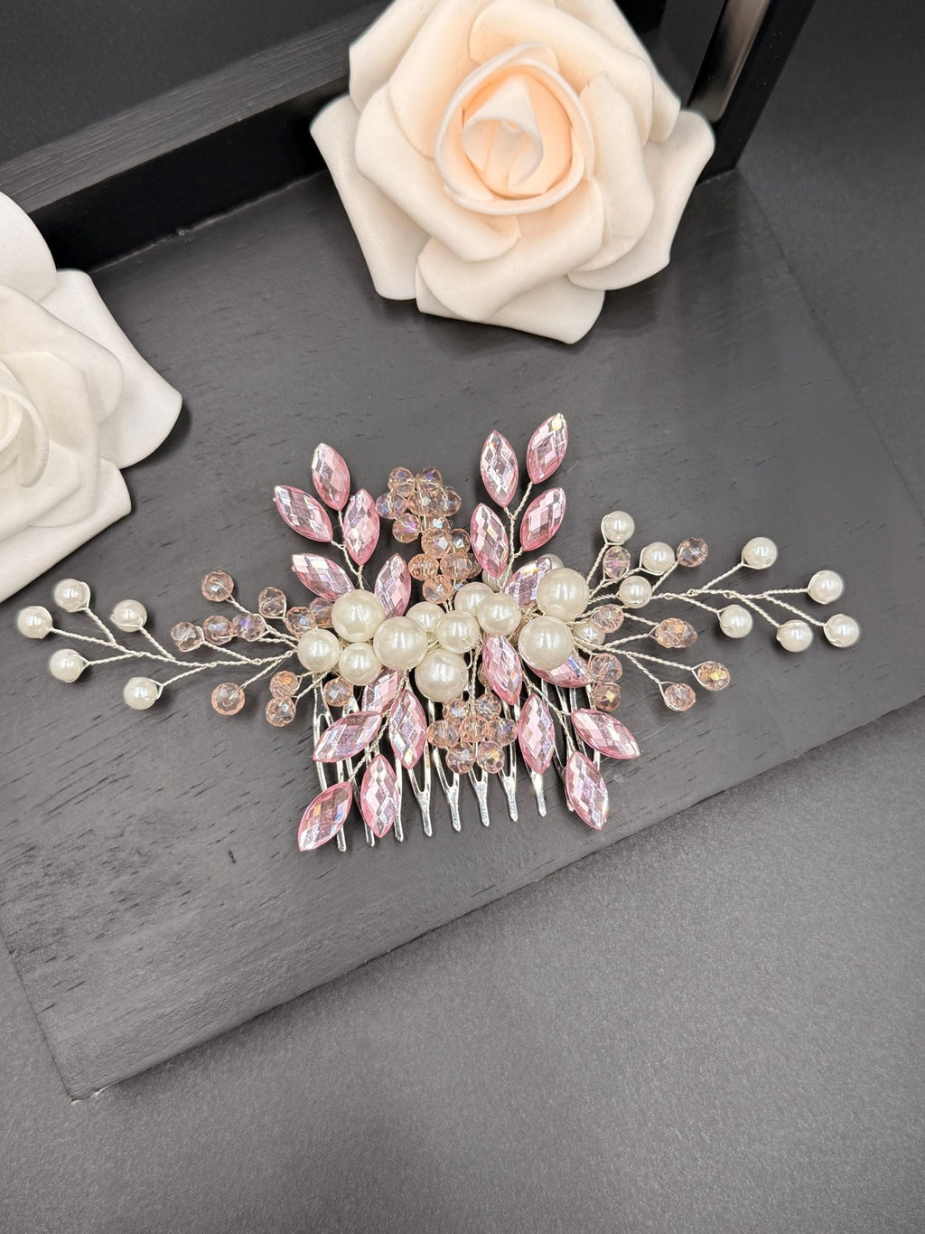 Zarter Braut Haarkamm aus Perlen und Kristallen – Edles Haaraccessoire für Hochzeiten - AVYRAA BRIDAL
