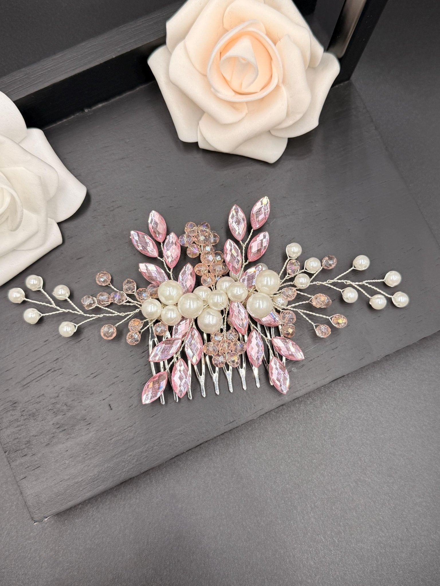 Zarter Braut Haarkamm aus Perlen und Kristallen – Edles Haaraccessoire für Hochzeiten - AVYRAA BRIDAL