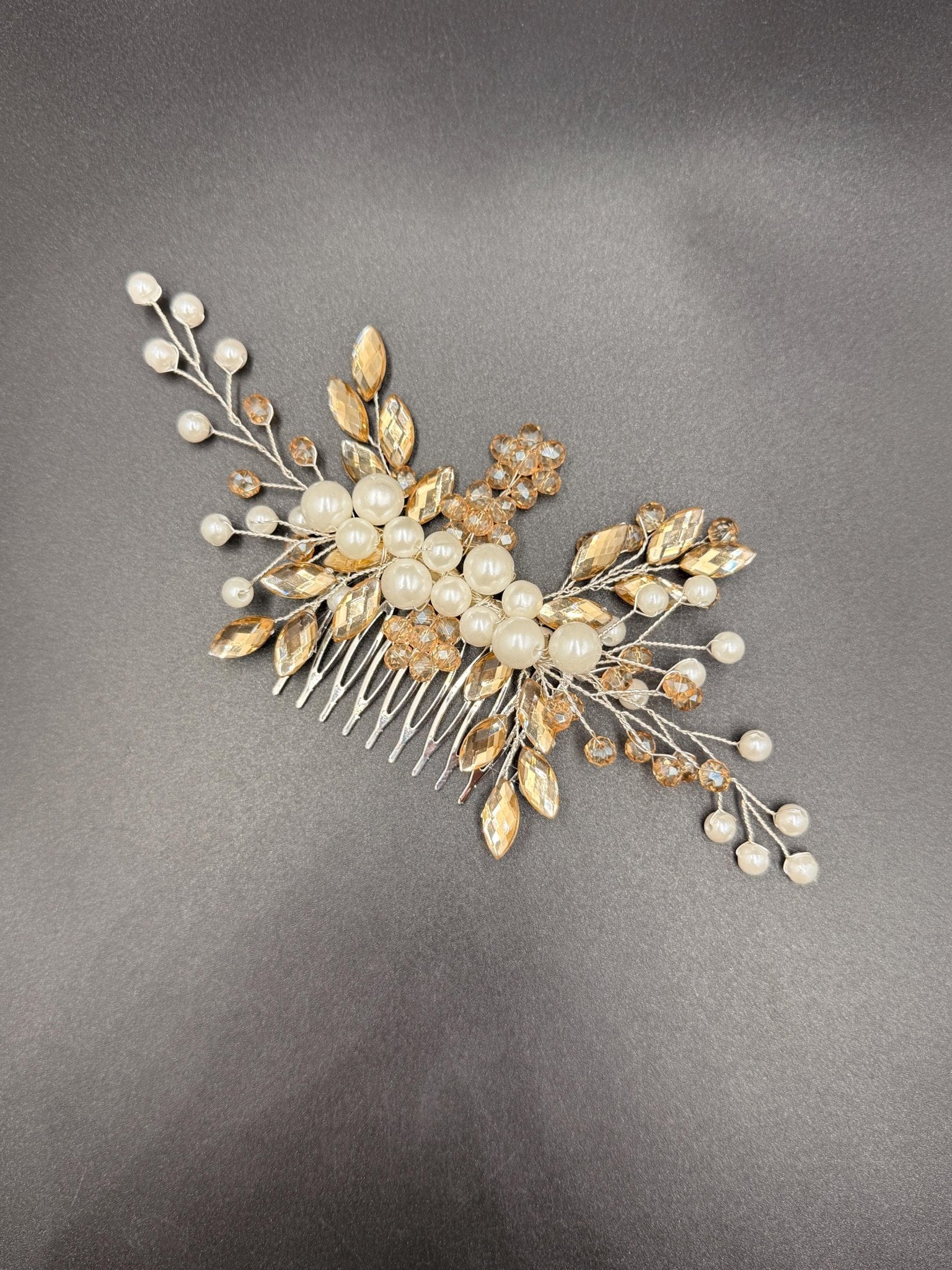 Zarter Braut Haarkamm aus Perlen und Kristallen – Edles Haaraccessoire für Hochzeiten - AVYRAA BRIDAL