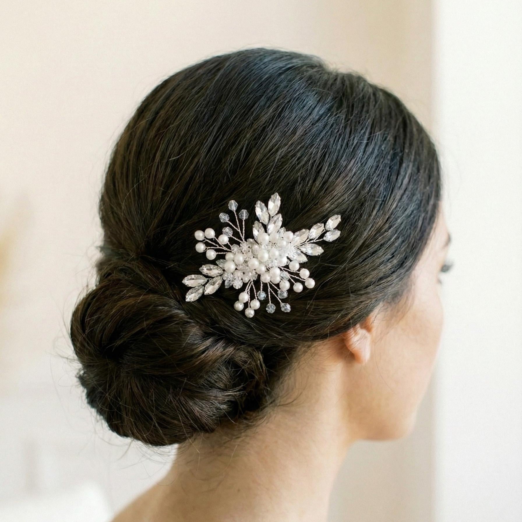 Zarter Braut Haarkamm mit Kristallen und Perlen - AVYRAA BRIDAL