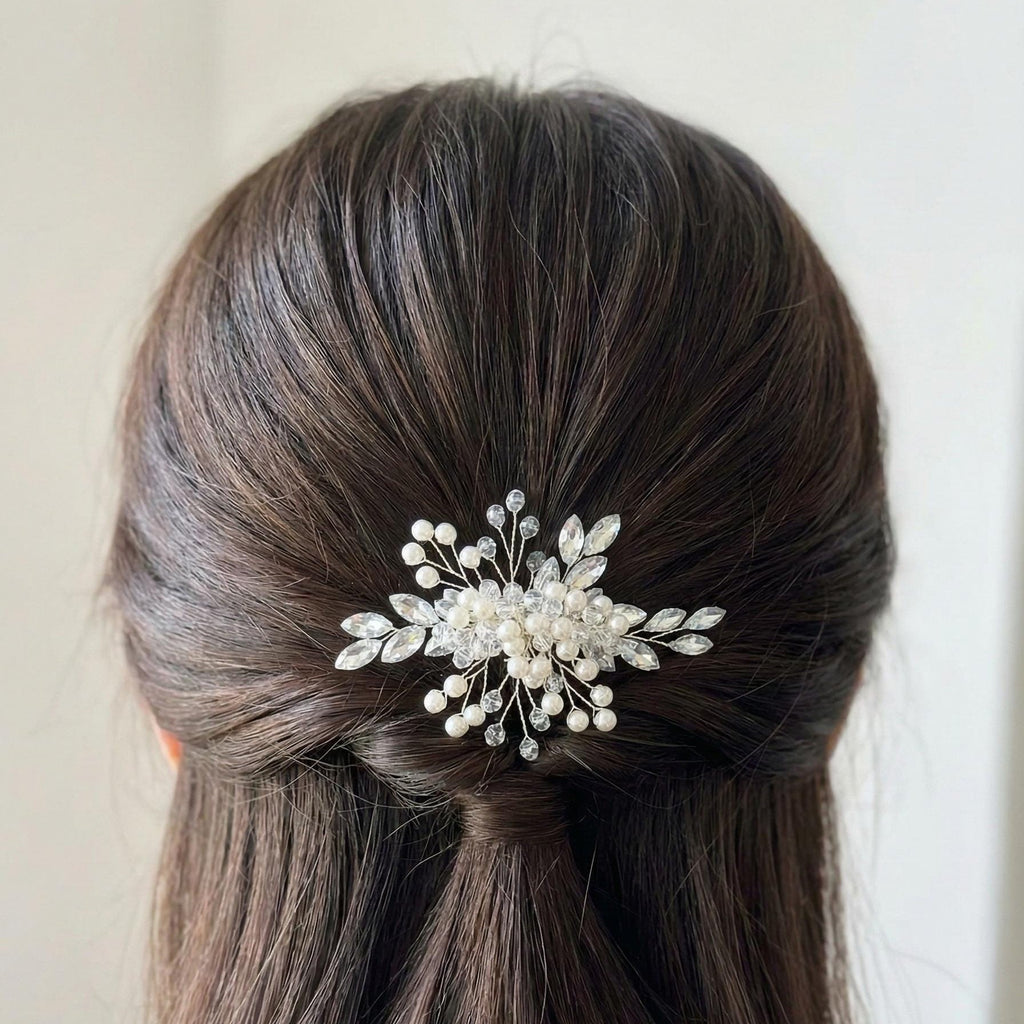 Zarter Braut Haarkamm mit Kristallen und Perlen - AVYRAA BRIDAL