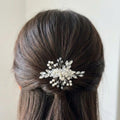 Zarter Braut Haarkamm mit Kristallen und Perlen - AVYRAA BRIDAL