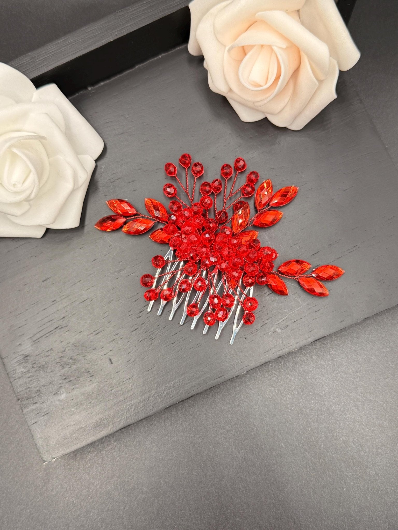 Zarter Brauthaarkamm aus Kristallen und Perlen – handgefertigtes Haaraccessoire - AVYRAA BRIDAL