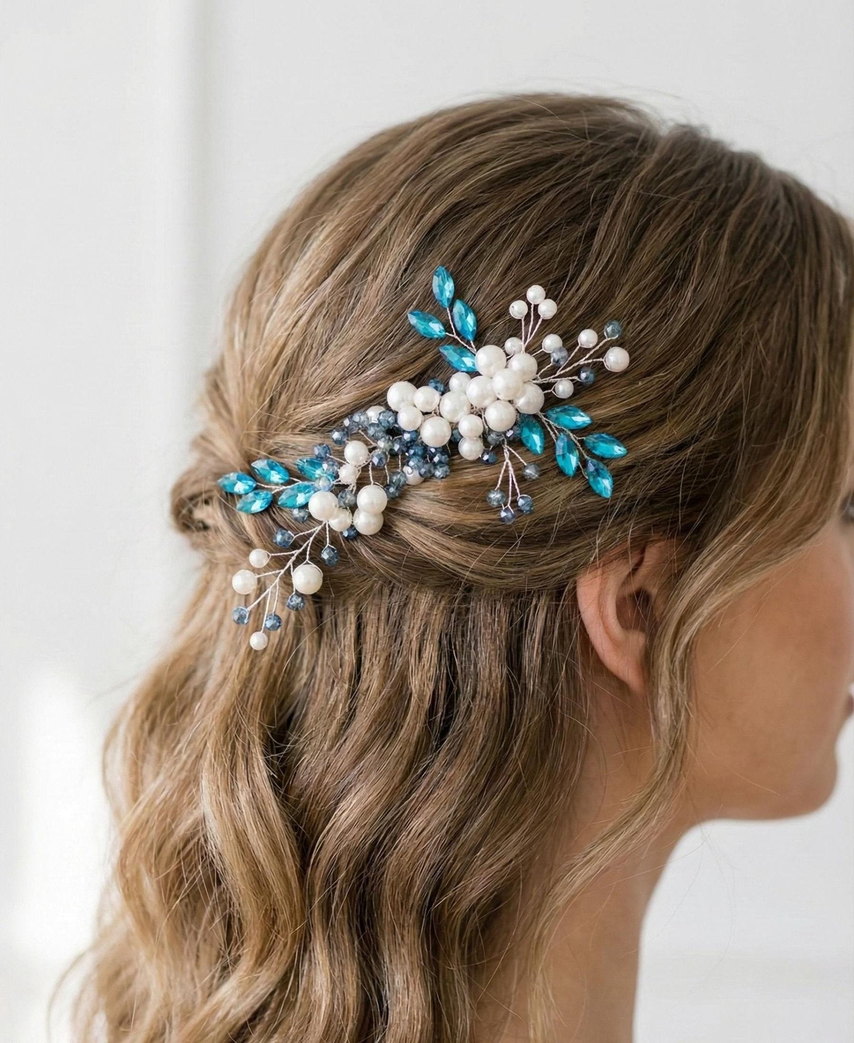 Zarter Haarkamm für Bräute mit Perlen und Kristall Elementen - AVYRAA BRIDAL