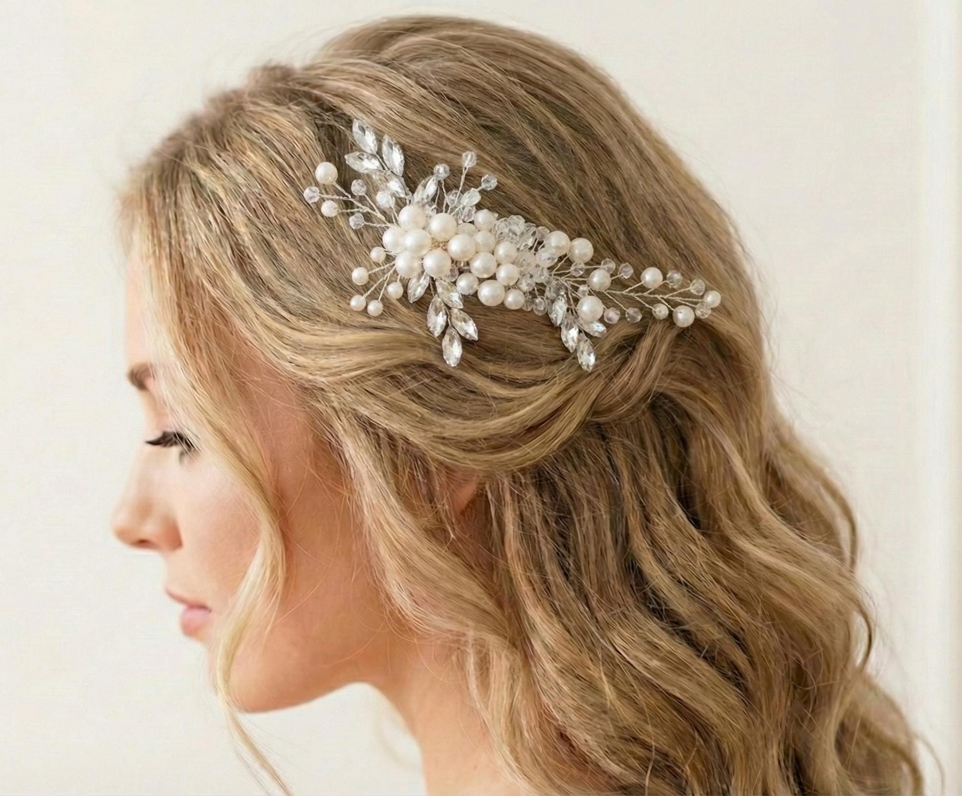 Zarter Haarkamm für Bräute mit Perlen und Kristall Elementen - AVYRAA BRIDAL