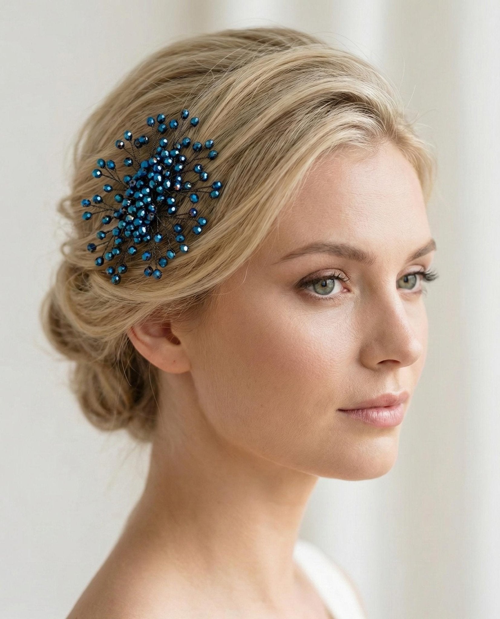 Zarter Kristall Haarschmuck mit Metallkamm für Bräute - AVYRAA BRIDAL