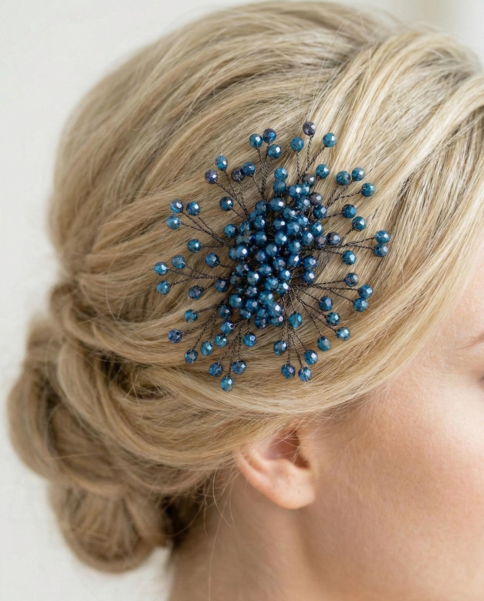 Zarter Kristall Haarschmuck mit Metallkamm für Bräute - AVYRAA BRIDAL