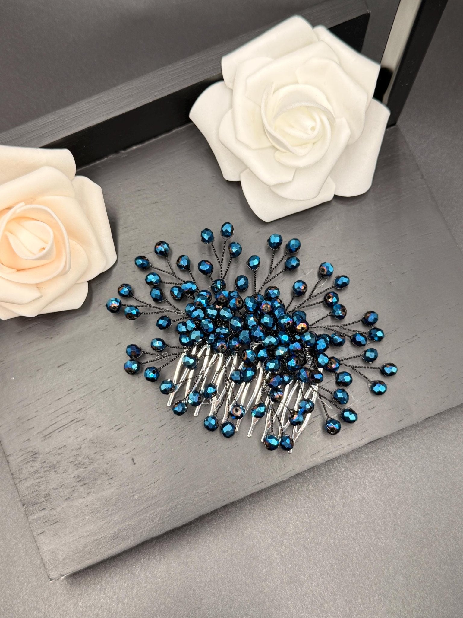 Zarter Kristall Haarschmuck mit Metallkamm für Bräute - AVYRAA BRIDAL