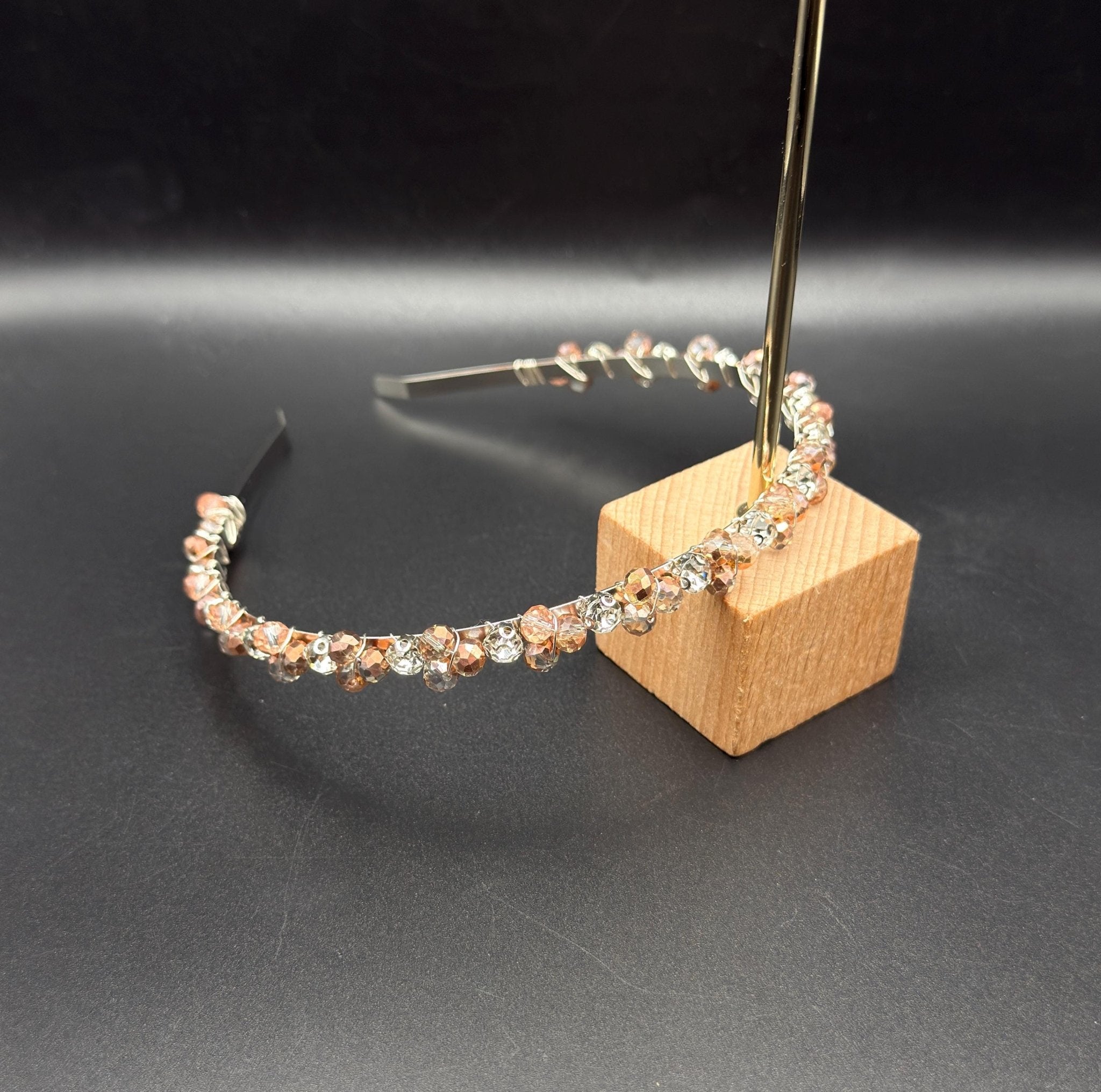 Zartes Kristall - Haarband in Champagner - Mist, Handgefertigte Kronen - Tiara mit hellen Champagnerkristallen, Eleganter Metall - Haarreif - AVYRAA BRIDAL