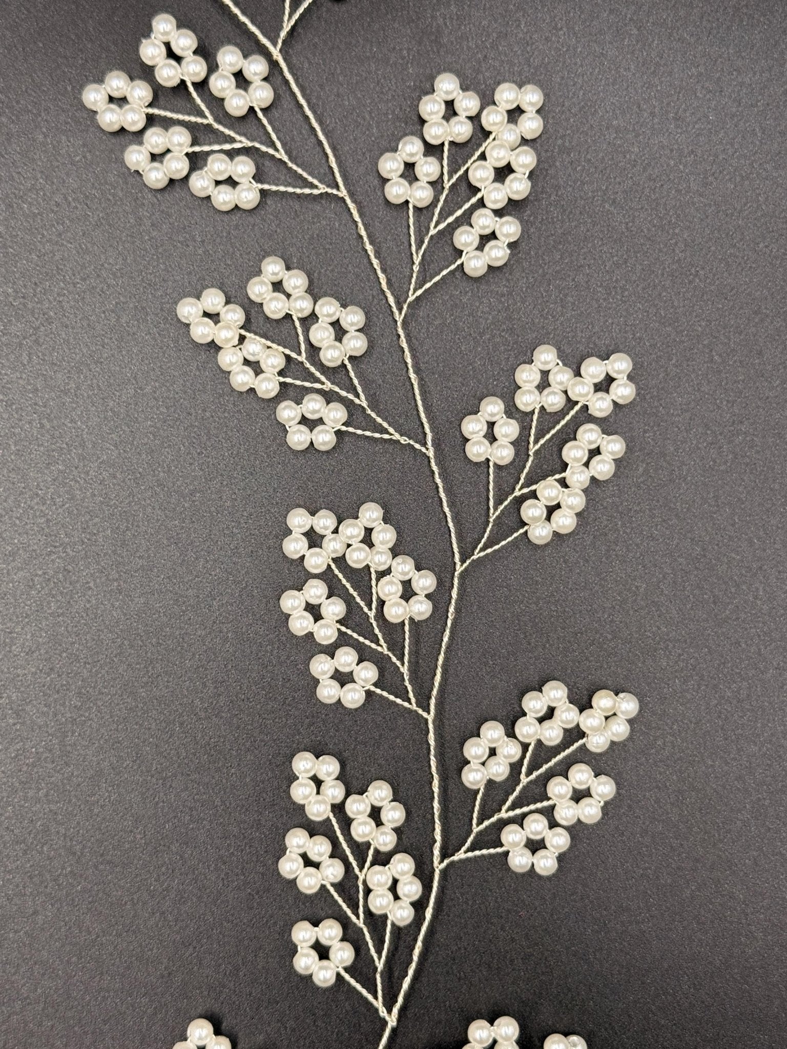 Zartes Perlen Hair Vine in Gold oder Silber für Bräute - AVYRAA BRIDAL