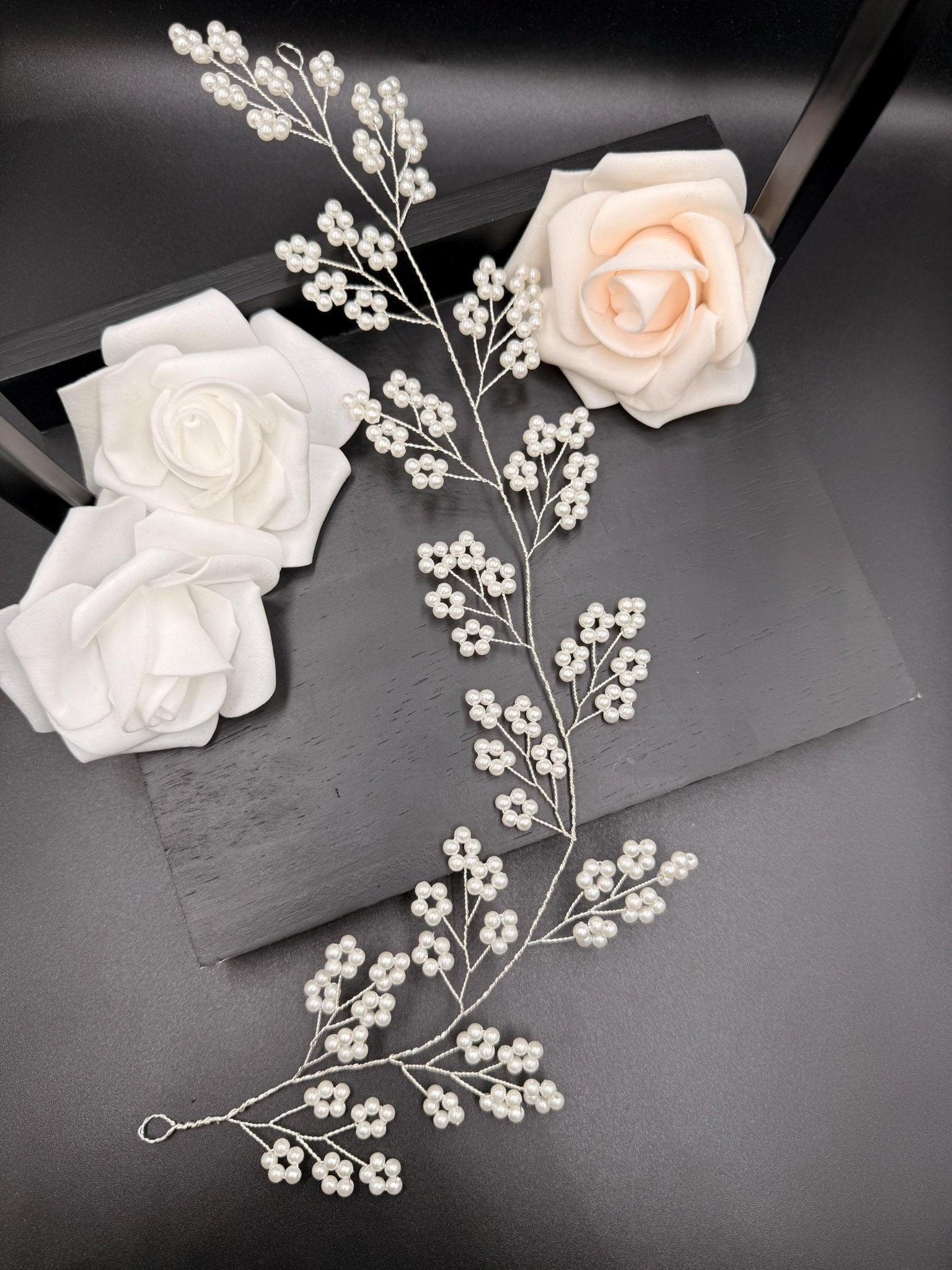 Zartes Perlen Hair Vine in Gold oder Silber für Bräute - AVYRAA BRIDAL