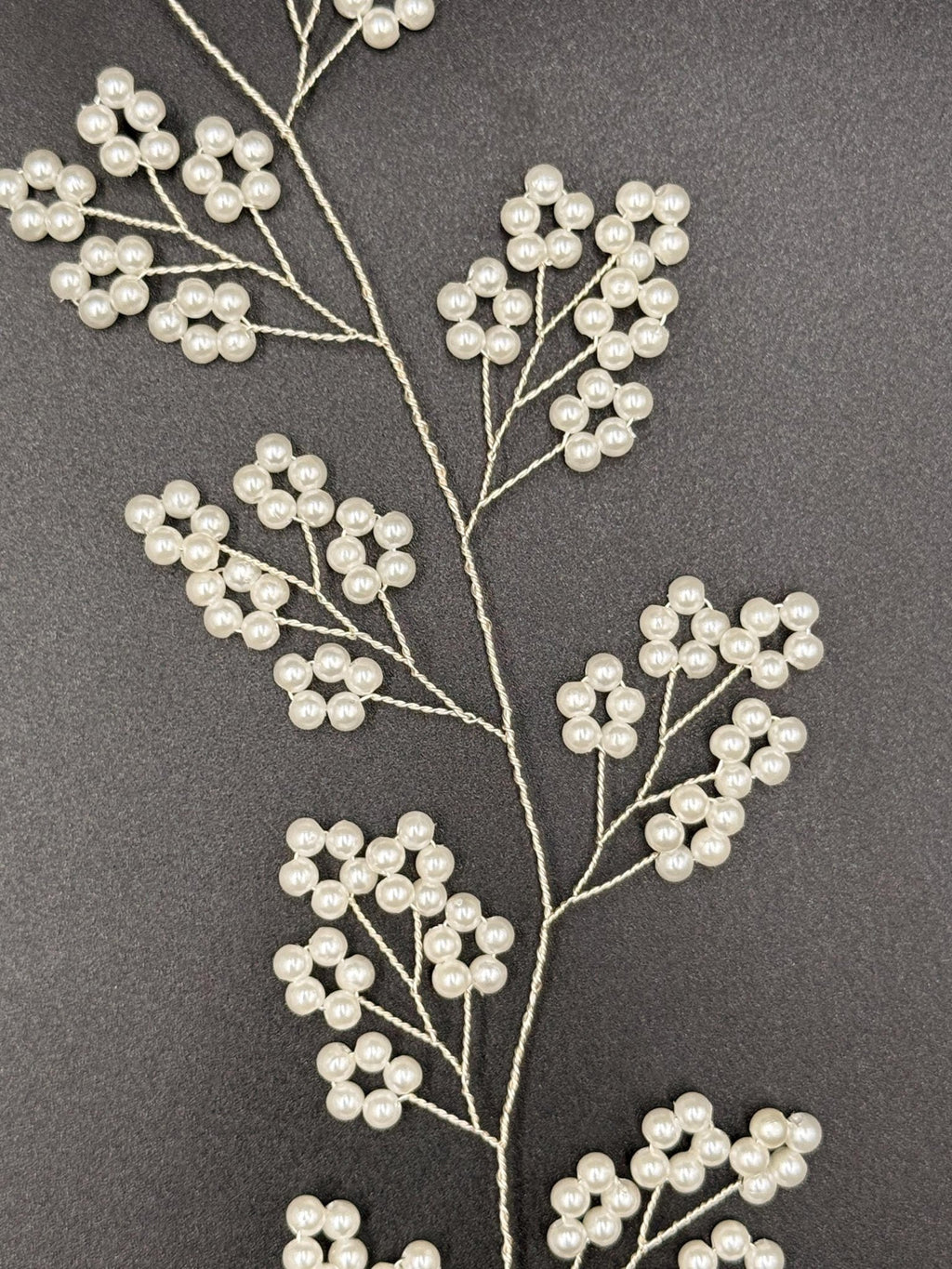 Zartes Perlen Hair Vine in Gold oder Silber für Bräute - AVYRAA BRIDAL