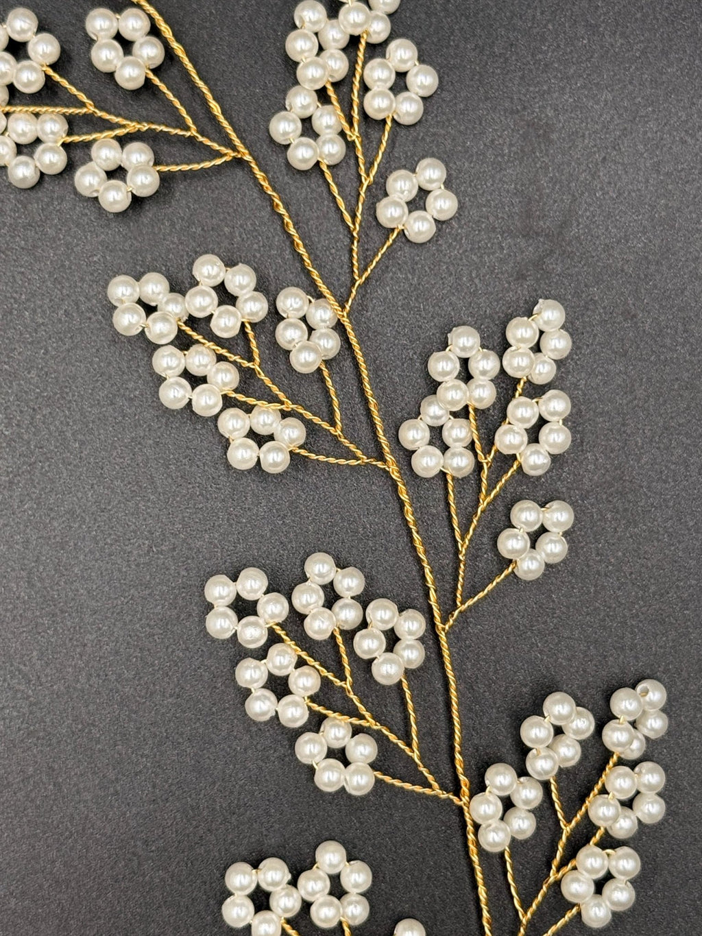 Zartes Perlen Hair Vine in Gold oder Silber für Bräute - AVYRAA BRIDAL