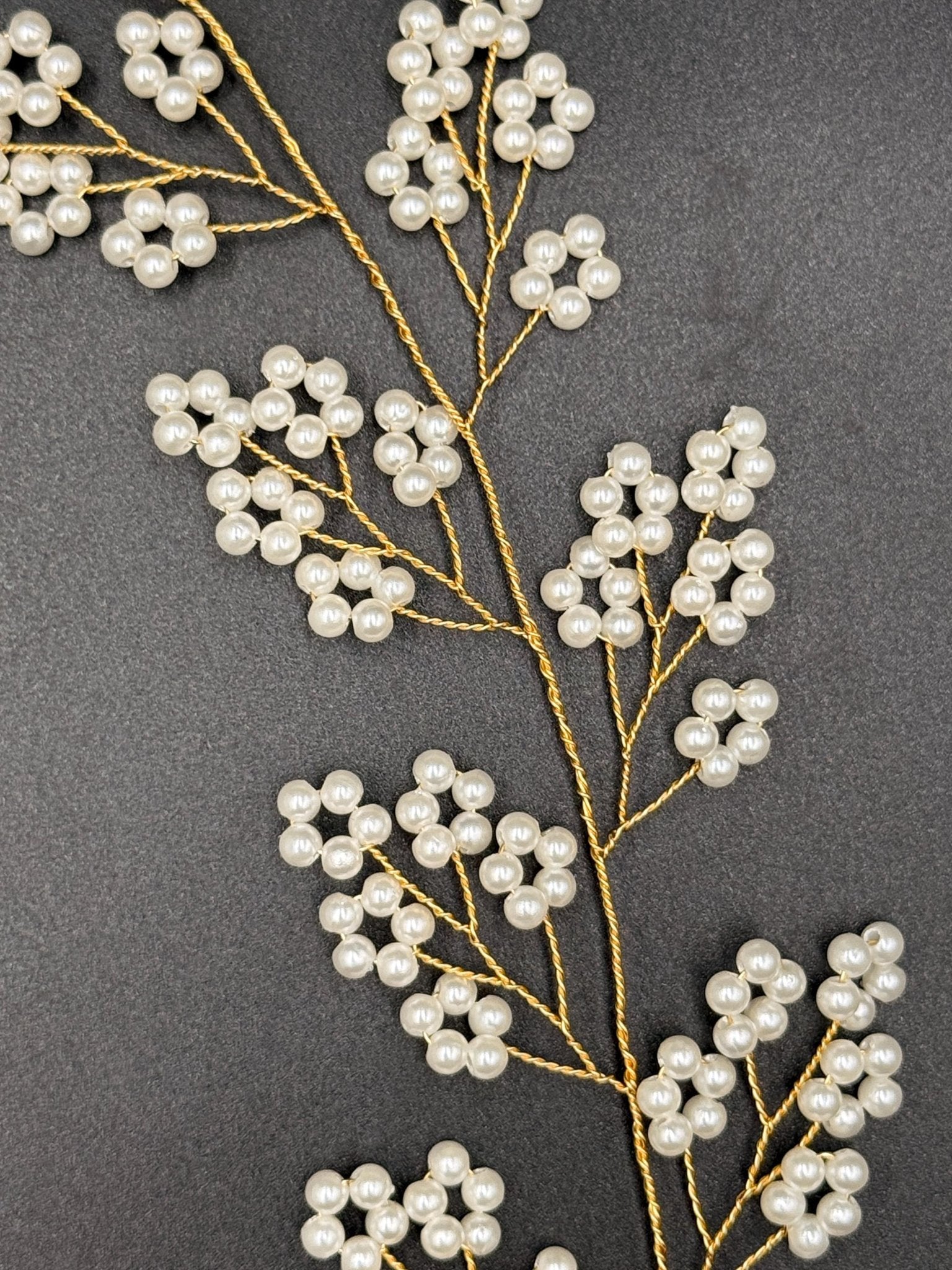 Zartes Perlen Hair Vine in Gold oder Silber für Bräute - AVYRAA BRIDAL