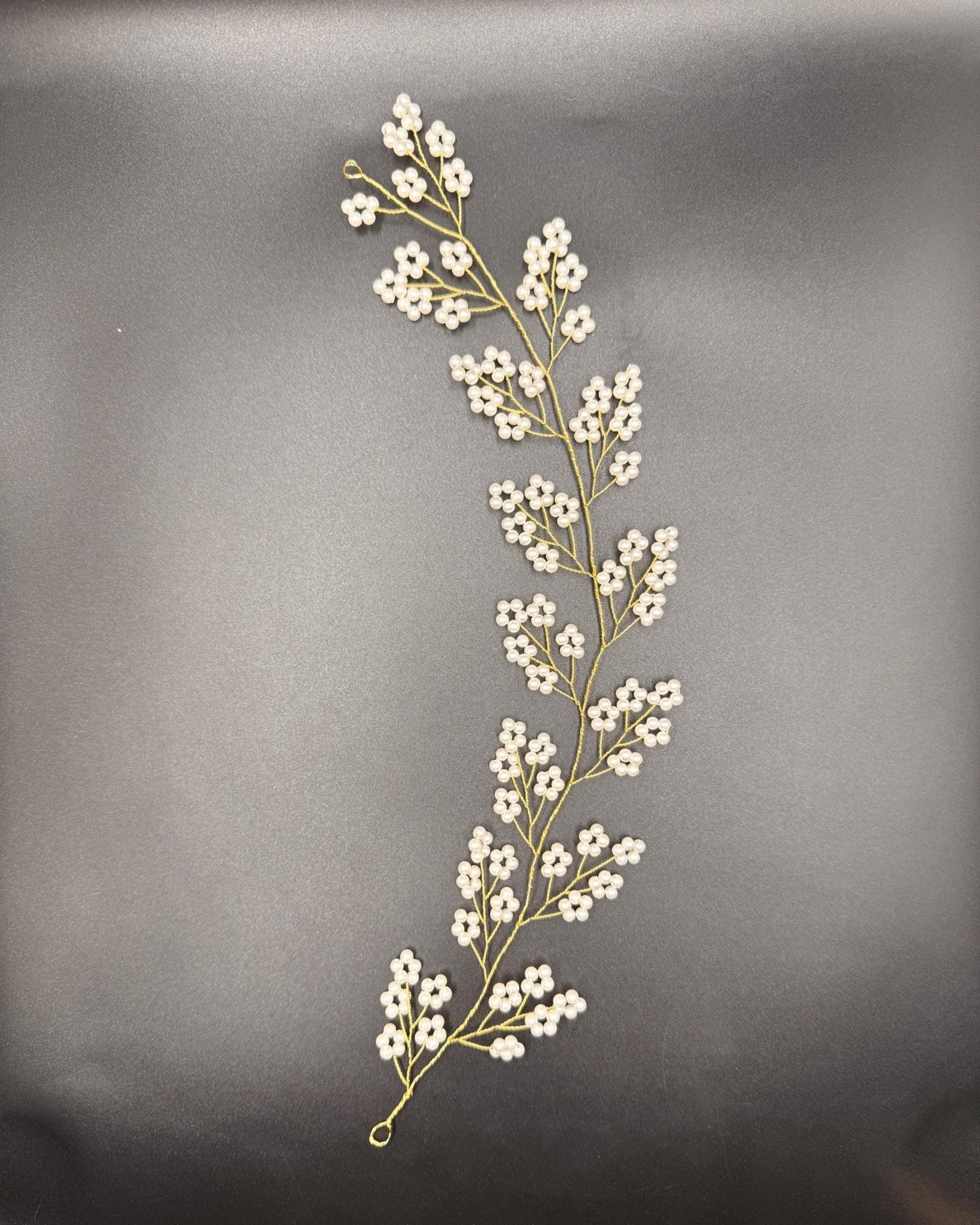 Zartes Perlen Hair Vine in Gold oder Silber für Bräute - AVYRAA BRIDAL