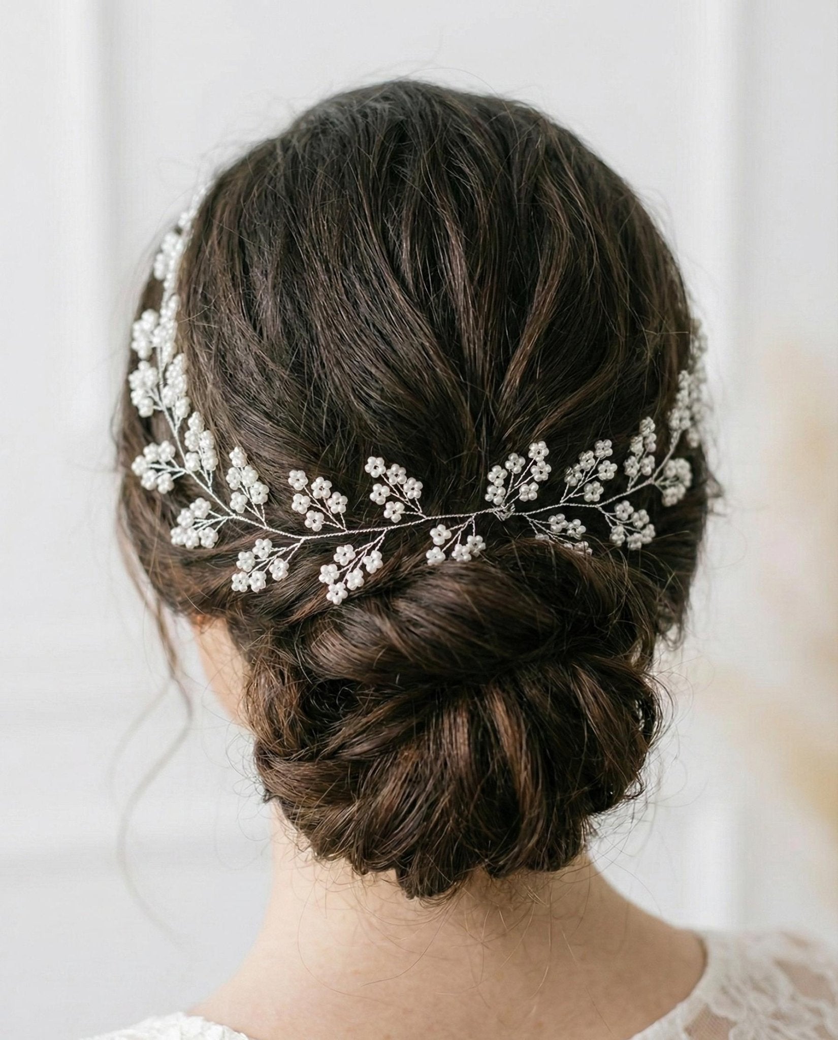 Zartes Perlen Hair Vine in Gold oder Silber für Bräute - AVYRAA BRIDAL